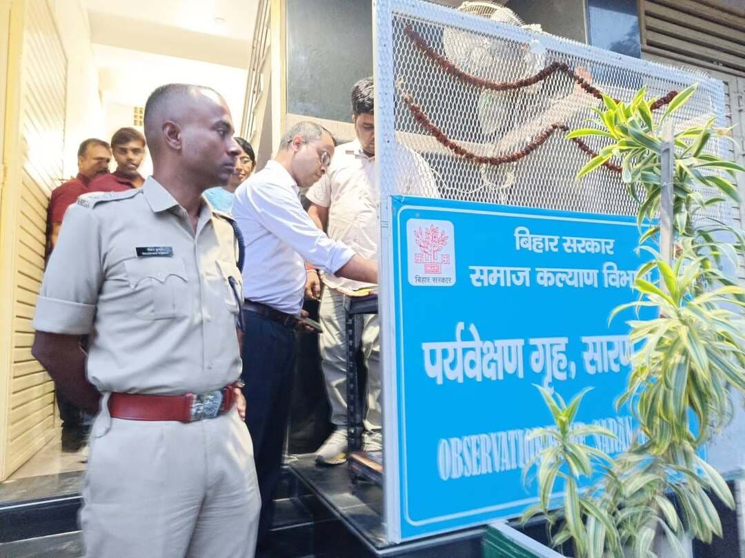 *जिला पदाधिकारी एवं पुलिस अधीक्षक ने बाल पर्यवेक्षण गृह का किया संयुक्त निरीक्षण, व्यवस्थाओं का लिया जायजा*
**बच्चों की सुरक्षा, शिक्षा, स्वास्थ्य, पोषण एवं समुचित देखभाल प्रशासन की प्राथमिकता : जिला पदाधिकारी**
================
छपरा, 31 अगस्त 2026
================
जिला पदाधिकारी, सारण *श्री वैभव श्रीवास्तव* एवं पुलिस अधीक्षक, सारण श्री *रोशन कुमार* ने आज सारण स्थित *बाल पर्यवेक्षण गृह* का संयुक्त निरीक्षण किया। इस दौरान अधिकारियों ने बाल पर्यवेक्षण गृह में आवासित बच्चों को उपलब्ध कराई जा रही सुविधाओं, सुरक्षा व्यवस्था एवं अन्य मूलभूत व्यवस्थाओं का विस्तृत जायजा लिया तथा संबंधित पदाधिकारियों को आवश्यक दिशा-निर्देश दिए।
निरीक्षण के क्रम में जिला पदाधिकारी एवं पुलिस अधीक्षक ने बच्चों से सीधे संवाद कर उनकी *दिनचर्या, पढ़ाई-लिखाई, कक्षाओं के संचालन, अतिरिक्त कक्षाओं एवं अन्य रचनात्मक गतिविधियों* के संबंध में जानकारी प्राप्त की। अधिकारियों ने बच्चों से उनकी समस्याओं एवं आवश्यकताओं के बारे में भी जानकारी ली तथा निर्देश दिया कि बच्चों की शिकायतों एवं समस्याओं की समुचित एवं समयबद्ध सुनवाई सुनिश्चित की जाए।
अधिकारियों ने बाल पर्यवेक्षण गृह में बच्चों को उपलब्ध कराए जा रहे भोजन की गुणवत्ता, निर्धारित समय पर *भोजन की उपलब्धता, नियमितता एवं स्वच्छता* का भी जायजा लिया। जिला पदाधिकारी ने संबंधित पदाधिकारियों को निर्देश दिया कि बच्चों को गुणवत्तापूर्ण एवं पौष्टिक भोजन उपलब्ध कराने में किसी भी प्रकार की कमी नहीं होनी चाहिए।
निरीक्षण के दौरान बाल पर्यवेक्षण गृह में *रजिस्टर एवं अभिलेखों के संधारण* की भी समीक्षा की गई। बताया गया कि बच्चों से संबंधित विभिन्न रिकॉर्ड एवं विवरण एक्सेल शीट के माध्यम से भी व्यवस्थित रूप से संधारित किए जा रहे हैं। जिला पदाधिकारी ने सभी अभिलेखों एवं रजिस्टरों को अद्यतन एवं व्यवस्थित रखने तथा रिकॉर्ड में किसी भी प्रकार की त्रुटि नहीं रहने देने का निर्देश दिया।
*सुरक्षा व्यवस्था* की समीक्षा के दौरान सीसीटीवी कैमरों की स्थिति, उनकी कार्यशीलता एवं निगरानी व्यवस्था की जानकारी ली गई। जिला पदाधिकारी ने सीसीटीवी कैमरों की *सतत एवं प्रभावी* निगरानी सुनिश्चित करने, सुरक्षा व्यवस्था को और सुदृढ़ रखने तथा किसी भी आकस्मिक स्थिति से निपटने के लिए आवश्यक प्रबंध सुनिश्चित करने का निर्देश दिया।
जिला पदाधिकारी ने कहा कि *बाल पर्यवेक्षण गृह में रह रहे बच्चों की सुरक्षा, शिक्षा, स्वास्थ्य, पोषण एवं समुचित देखभाल प्रशासन की सर्वोच्च प्राथमिकताओं में शामिल है।* उन्होंने संबंधित अधिकारियों को निर्देश दिया कि बच्चों को ऐसा सुरक्षित एवं सकारात्मक वातावरण उपलब्ध कराया जाए, जिससे वे अपने जीवन में सकारात्मक दिशा में आगे बढ़ सकें।
उन्होंने बच्चों की *शिक्षा एवं कौशल विकास* से संबंधित गतिविधियों को नियमित एवं प्रभावी ढंग से संचालित करने तथा उनकी आवश्यकताओं के अनुरूप अतिरिक्त कक्षाओं एवं अन्य रचनात्मक गतिविधियों का आयोजन सुनिश्चित करने का निर्देश दिया।
जिला पदाधिकारी ने बाल पर्यवेक्षण गृह में *साफ-सफाई, पेयजल, शौचालय, स्वास्थ्य सुविधा एवं अन्य मूलभूत व्यवस्थाओं* की नियमित समीक्षा एवं निरीक्षण करते हुए आवश्यकता के अनुसार तत्काल सुधारात्मक कार्रवाई सुनिश्चित करने को कहा।
पुलिस अधीक्षक श्री रोशन कुमार ने भी सुरक्षा व्यवस्था की समीक्षा करते हुए संबंधित कर्मियों को पूरी सतर्कता एवं संवेदनशीलता के साथ अपने दायित्वों का निर्वहन करने तथा बाल पर्यवेक्षण गृह में निर्धारित सुरक्षा मानकों का पूर्ण अनुपालन सुनिश्चित करने का निर्देश दिया।
निरीक्षण के अंत में जिला पदाधिकारी ने संबंधित पदाधिकारियों को निर्देश दिया कि बाल पर्यवेक्षण गृह की व्यवस्थाओं की *नियमित समीक्षा एवं निरीक्षण* करते हुए प्राप्त कमियों का तत्काल निराकरण किया जाए। साथ ही बच्चों की समस्याओं एवं आवश्यकताओं के समाधान में किसी भी स्तर पर अनावश्यक विलंब नहीं हो, यह सुनिश्चित किया जाए।