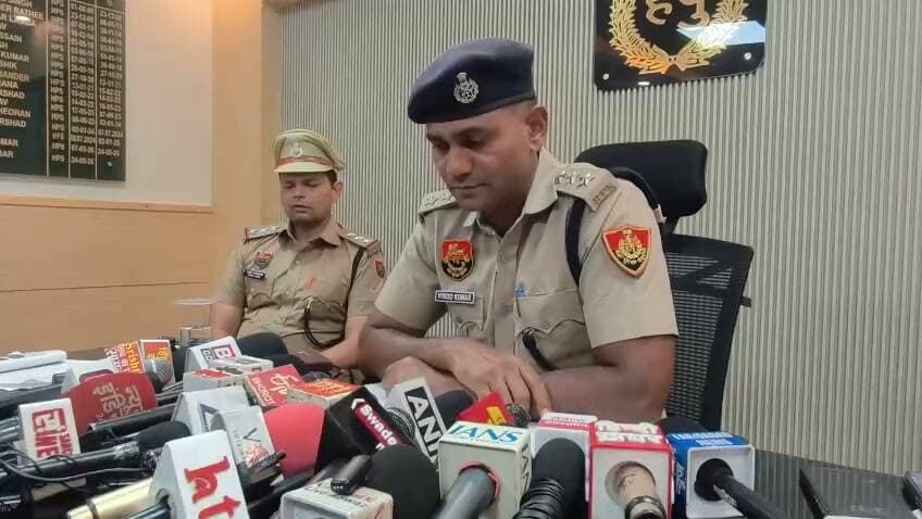 पुलिस प्रेस नोट 31.08.2026
*गांधी कॉलोनी में व्यक्ति की हत्या करने के मामले में आरोपित गिरफ्तार, थाना NIT की कार्रवाई*
फरीदाबाद- फरीदाबाद पुलिस द्वारा अपराध व अपराधियों पर लगातार कार्रवाई की जा रही है। 30/31 अगस्त की रात को गांधी कालोनी, रेलवे स्टेशन रोड पर सागर (30) वासी गांधी कॉलोनी की गर्दन पर कांच की बोतल से वार कर उसकी हत्या करने के मामले में पुलिस थाना NIT की टीम ने विरेंद्र उर्फ कालू वासी गांधी कालोनी फरीदाबाद को गिरफ्तार किया है।
पुलिस प्रवक्ता अनुसार ओमपाल वासी गांधी कॉलोनी NIT फरीदाबाद ने पुलिस को दी अपनी शिकायत में बताया कि उसका लडका सागर 30.08.2026 को रेलवे स्टेशन NIT, नजदीक ठेका के नजदीक विरेंद्र उर्फ कालू से अपनी मजदुरी के पैसे लेने गया था। जहां विरेंद्र की उसके साथ कहासूनी हो गई थी। जिसके चलते विरेंद्र ने सागर पर वहां पडी कांच की बोतल से सागर के सिर व गर्दन पर वार किये। जिससे उसके बेटे की मृत्यु हो गई। जिसकी शिकायत पर थाना NIT में संबंधित धाराओं में मामला दर्ज कर जांच आरंभ की गई।
प्राथमिक जांच में सामने आया कि 30 अगस्त को मृतक सागर ने आरोपी से अपनी मजदूरी के पैसे मांगे थे। जिसको लेकर कहासुनी हो गई थी। वीरेंद्र ने सागर के सिर व गले पर कांच की बोतल से वार किया था।
आरोपित को मंगलवार को माननीय न्यायालय में पेश किया जाकर आगे कार्रवाई की जाएगी।
पुलिस प्रवक्ता