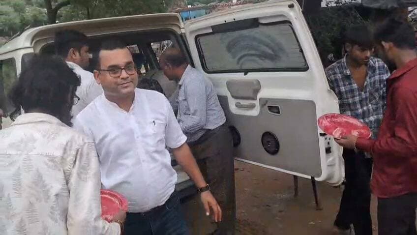 चित्रकूट में बाढ़ पीड़ितों के सहारा बने मझगवां युवा मंडल के साथी, कई इलाकों में बांटे भोजन के पैकेट
चित्रकूट में आई भीषण बाढ़ की विपदा के बीच मझगवां युवा मंडल के साथियों ने आगे बढ़कर बाढ़ पीड़ितों की मदद की। युवा मंडल की टीम द्वारा चित्रकूट के बाढ़ प्रभावित क्षेत्रों प्रमोदवन, भरतघाट, आरोग्यधाम, मोहकमगढ़ और पिण्डरा में जाकर जरूरतमंद और प्रभावित लोगों को भोजन के पैकेट वितरित किए गए, इस राहत कार्य और भोजन वितरण अभियान में मुख्य रूप से अजय सिंह, कान्हा अग्रवाल, के. के. गौतम, रोशन अग्रवाल, शिव कुमार जायसवाल, कल्लू मामा, भानु पटेल, कल्लू पांडेय, शिवा गर्ग, आशु सिंह एवं मझगवां के सभी समाज सेवी साथी उपस्थित रहे और सेवा कार्य में महत्वपूर्ण भूमिका निभाई।
