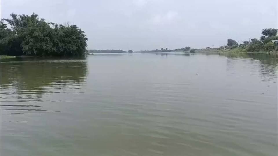 गंगा का पानी घटा, लेकिन यहां अब भी पानी की घेराबंदी में… 2 नाव तैयार, जरूरत पड़ने का इंतजार