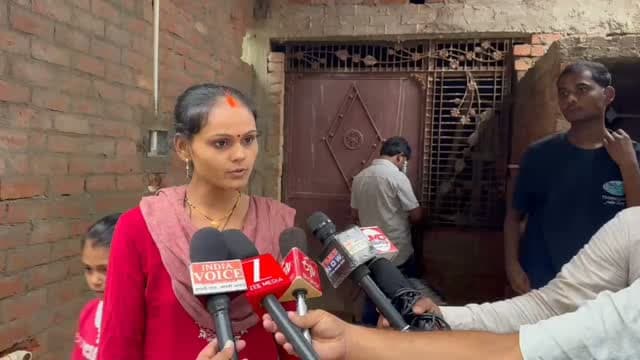 लाइसेंस निरस्त होने के बाद भी चल रही थी पटाखा फैक्ट्री, धमाके में 11 की मौत
आदिल समेत छह पर मुकदमा, गोदाम से पटाखा सामग्री जब्त; चार टीमें जांच में जुटीं, गोदाम के पास बने घर में रह रही है निशा,जरा सुनिए डरी सहमी हुई,निशा की जुबानी
कौशांबी। पिपरी थाना क्षेत्र के महमूदपुर मनौरी में सोमवार को पटाखा फैक्ट्री में हुए भीषण विस्फोट में 11 लोगों की मौत हो गई और कई लोग घायल हुए। धमाके से फैक्ट्री पूरी तरह जमींदोज हो गई! @plant.water.life @cmoffice_up @inc_uttarpradesh @upgovt @up.tak @uppolice @dmkaushambi @kaushambipolice