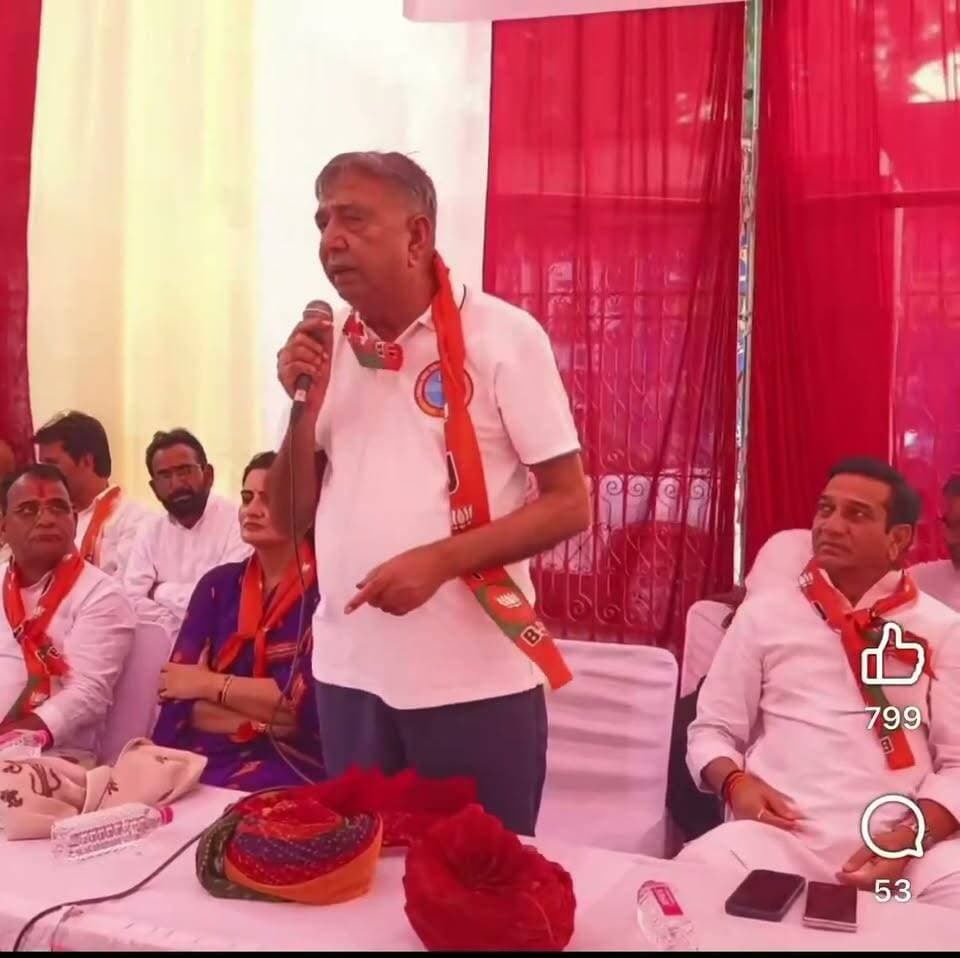 ये हैं सैनिक कल्याण बोर्ड के अध्यक्ष प्रेम सिंह बाजौर। पूर्व मुख्यमंत्री वसुंधरा राजे के कार्यकाल में भी रहे।
अब कह रहे हैं कि वसुंधरा राजे राजस्थान के विधायकों को जानती तक नहीं थीं। भजनलाल जी के मुख्यमंत्री बनने के बाद वे मंडल अध्यक्ष को CMO में खाना खिला चुके हैं।