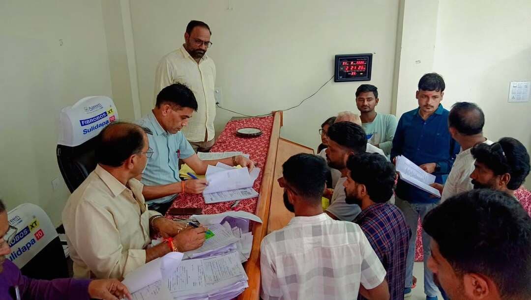 निर्वाचन विभाग द्वारा नगर पालिका पार्षदों के आवेदन लेते हुए क्षेत्रीय विधायक भी मौके पर कुल 129 आवेदन 20 वार्डो के लिए ।