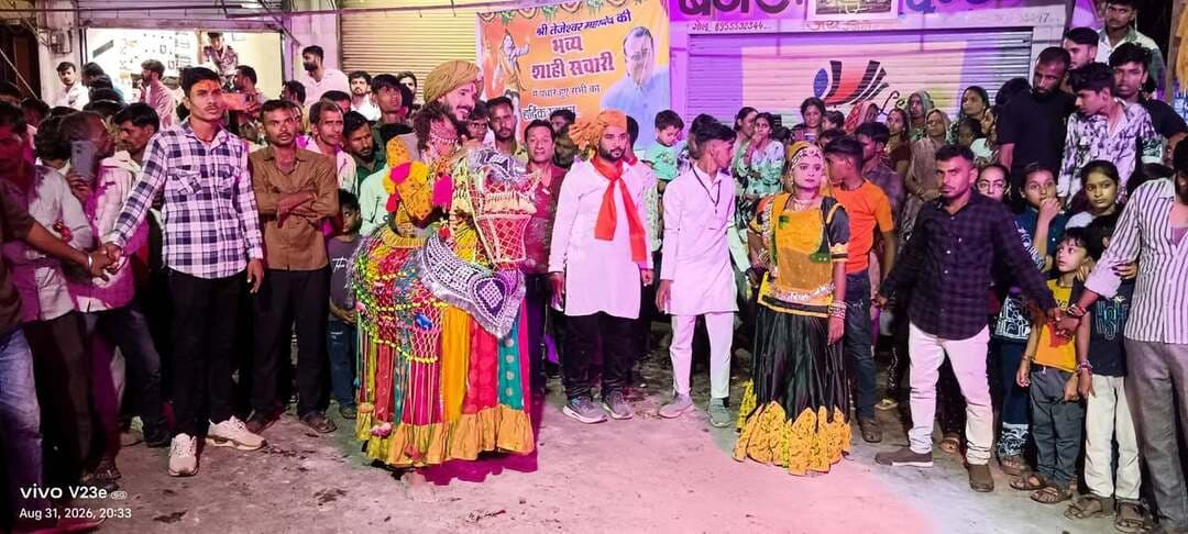 शाही सवारी के दौरान कलाकारों ने दी प्रस्तुतियां..