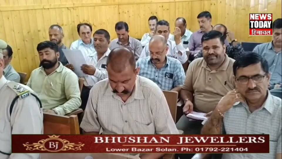 राजगढ़ में पेयजल योजनाओं के चयन को लेकर बैठक, 34 पंचायतों ने लिया हिस्सा
राजगढ़ विकास खंड में वर्ष 2026-27 की विकास योजनाओं को लेकर महत्वपूर्ण बैठक आयोजित की गई। बैठक में जीडीपीडी और बीपीडीपी के तहत पेयजल योजनाओं के चयन पर मंथन हुआ।
बैठक में जल शक्ति विभाग और ग्रामीण विकास विभाग के अधिकारियों के साथ विकास खंड की सभी 34 ग्राम पंचायतों के प्रधान और पंचायत सचिव मौजूद रहे। जल जीवन मिशन के तहत उपलब्ध पेयजल योजनाओं में से जरूरत के अनुसार उपयुक्त योजनाओं को आगामी कार्ययोजना में शामिल करने पर चर्चा की गई।
सहायक आयुक्त एवं खंड विकास अधिकारी उमेश शर्मा ने बताया कि बैठक का मुख्य उद्देश्य ग्रामीण क्षेत्रों की पेयजल जरूरतों के अनुरूप योजनाओं का चयन कर उन्हें वर्ष 2026-27 की विकास कार्ययोजना में शामिल करना है।
बैठक में आईआरडीपी चयन को लेकर भी चर्चा हुई। सरकार ने आवेदन की अंतिम तिथि बढ़ा दी है। पात्र व्यक्ति अब 20 सितंबर तक आईआरडीपी के लिए आवेदन कर सकते हैं।
न्यूज टुडे हिमाचल के लिए राजगढ़ से रवि दत्त भारद्वाज की रिपोर्ट।