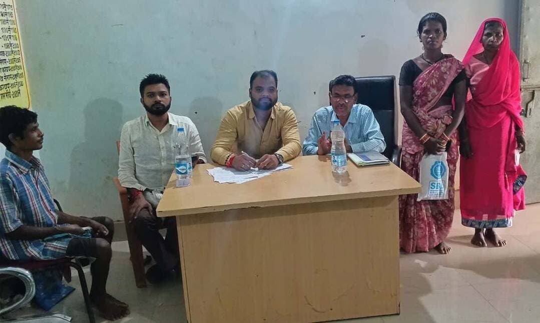 बस्तर में श्रमिकों के लिए विशेष अभियान।
नियद नेल्लानार 2.0 के तहत 1 से 15 सितंबर 2026 तक विभिन्न विकासखंडों में शिविर लगाए जा रहे हैं। यहां असंगठित एवं निर्माण श्रमिकों के पंजीयन, नवीनीकरण, योजनाओं से जुड़ाव और आधार आधारित ई-केवाईसी की सुविधा मिलेगी।
#NiyadNellanar20 #Bastar