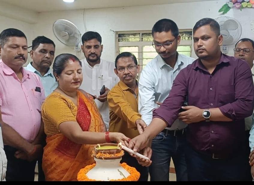 भारतीय जीवन बीमा निगम के सेटेलाइट शाखा शेखपुरा ने मनाया 70वां स्थापना दिवस।
1 सितंबर 1956 को एल आई सी की स्थापना हुई थी।
शेखपुरा शाखा कार्यालय में शाखा प्रबंधक श्री अमित कुमार , प्रशासनिक पदाधिकारी श्री खरवार जी, विवेक जी डेवलपमेंट ऑफिसर रोहित लाल जी सहायक चंदन ,दीपक सहित बड़ी संख्या में अभिकर्ता साथी मौजूद रहे। सभी ने मिलकर दीप प्रज्वलन कर स्थापना दिवस का शुभारंभ किया।
मौके पर शाखा प्रबंधक अमित कुमार ने कहा कि भारतीय जीवन बीमा निगम एकमात्र ऐसी इंश्योरेंस की कंपनी है जो सरकारी है। विगत 70 सालों से लगातार आम जनता के भरोसे पर खड़े उतरी है। यहां गरीब से लेकर आमिर तक के इन्वेस्टमेंट का ख्याल रखा गया है जो गारंटीड है।
इस संस्था में लगाए गए रुपए का 100% की गारंटी भारत सरकार लेती है। मैच्योरिटी में मिले रुपए नन टैक्सेबल होता है। समाज के प्रबुद्ध जन सदा गारंटीड जगह में इन्वेस्टमेंट करते हैं।
समय-समय पर ग्राहकों के लिए उपयोगी पॉलिसीयां लॉन्च करते रहती है।
इस मौके पर अभिकर्ता में वरिष्ठ अभिकर्ता श्री रामानंद गुप्ता , ब्रजेश कुमार सुमन, सुभाष प्रसाद वर्णवाल, राजकुमार, आशुतोष, विजय कुमार , गौतम , पंकज समेत अनेक मौजूद हुए।