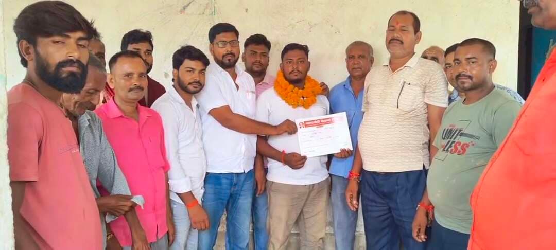 आपके दिए विवरण के आधार पर खबर को समाचार शैली में संपादित कर दिया है:
Writing
नंदवंशी चेतना मंच का संगठनात्मक विस्तार, संदीप कुमार ठाकुर बने जिलाध्यक्ष
शेखपुरा। नंदवंशी चेतना मंच ने मंगलवार को संगठन का विस्तार करते हुए शेखपुरा जिले में नए पदाधिकारियों का मनोनयन किया। संगठन को मजबूत करने और नंदवंशी समाज को एकजुट करने के उद्देश्य से युवाओं को विभिन्न जिम्मेदारियां सौंपी गईं। इसको लेकर बाबा धर्मदास मंदिर परिसर में प्रदेश महासचिव सतीश कुमार विद्यार्थी के नेतृत्व में बैठक आयोजित की गई।
बैठक में सर्वसम्मति से संदीप कुमार ठाकुर को नंदवंशी चेतना मंच का शेखपुरा जिला अध्यक्ष मनोनीत किया गया। वहीं संतोष कुमार ठाकुर और संजीव कुमार ठाकुर को जिला उपाध्यक्ष, गणेश कुमार ठाकुर, संतोष ठाकुर और सिकंदर ठाकुर को जिला सचिव तथा रंजीत कुमार ठाकुर को जिला कोषाध्यक्ष की जिम्मेदारी दी गई।
प्रदेश महासचिव सतीश कुमार विद्यार्थी ने कहा कि संगठन का मुख्य उद्देश्य नंदवंशी समाज को एकजुट कर सामाजिक जागरूकता, सम्मान, अधिकार और उचित भागीदारी के लिए मजबूत संगठनात्मक आधार तैयार करना है। उन्होंने कहा कि संगठन के विस्तार से समाज के लोगों को एक मंच पर लाने और उनकी समस्याओं को मजबूती से उठाने में मदद मिलेगी।
नवनियुक्त जिलाध्यक्ष संदीप कुमार ठाकुर ने कहा कि संगठन ने उन्हें जो जिम्मेदारी सौंपी है, उसका वे पूरी ईमानदारी और निष्ठा के साथ निर्वहन करेंगे। समाज की समस्याओं के समाधान के लिए लगातार आवाज उठाने के साथ संगठन को मजबूत और सक्रिय बनाने के लिए कार्य करेंगे।
इस मौके पर कार्यकर्ताओं और समाज के लोगों ने नवनियुक्त जिलाध्यक्ष का स्वागत किया। बैठक में कुंदन कुमार ठाकुर, रामोतार ठाकुर, विजय ठाकुर, भोला ठाकुर, प्रकाश ठाकुर, दीपक ठाकुर सहित बड़ी संख्या में समाज के लोग मौजूद रहे।
#Facebook #Sheikhpura #fbviralpost #बिहार #BiharNews