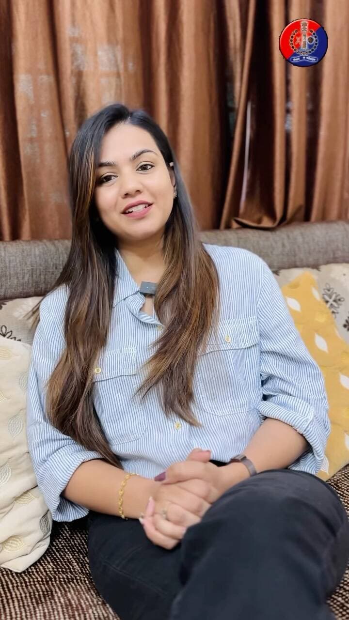 सुरक्षा के साथ संवेदनशीलता भी। 🇮🇳
चित्तौड़गढ़ पुलिस की महिला यूनिट ने एक बार फिर साबित किया कि वर्दी सिर्फ़ कानून लागू करने के लिए नहीं, बल्कि ज़रूरतमंदों का सहारा बनने के लिए भी होती है। एसपी धर्मेंद्र यादव ने टीम के सराहनीय कार्यों की प्रशंसा करते हुए उन्हें सम्मानित किया।
#ChittorgarhPolice #DharmendraYadav #MahilaUnit #RajasthanPolice #WomenSafety Chittorgarh PoliceWithHeart NewsReel