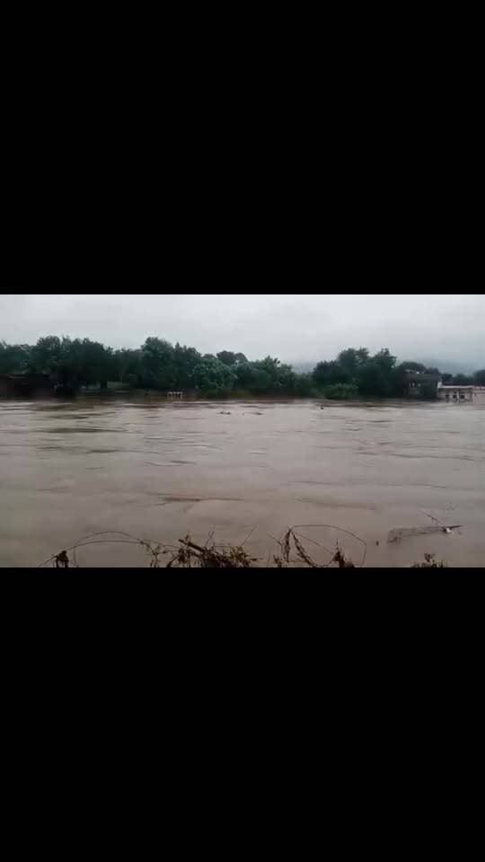 चित्रकूट- नाव बचाने के चक्कर में नदी में बहा एक आदमी, वीडियो में मदद की गुहार लगाता दिखाई दे रहा है रामधाम तरफ का बताया जा रहा है वीडियो।