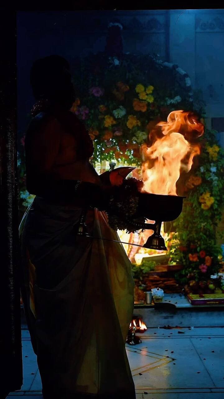 सुरासम्पूर्णकलशं रुधिराप्लुतमेव च।
दधाना हस्तपद्माभ्यां कुष्मांडा शुभदास्तु मे।
देवी जयंती विशेष श्रृंगार 🛕
माँ कूष्मांडा देवी
दुर्गाकुण्ड,वाराणसी
Follow For More updates ➡️ @mandirwale_
#maa #durgakund #temple #navtari #durgapuja