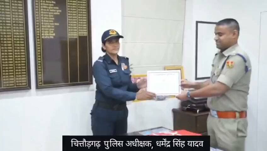 महिला कांस्टेबलों की संवेदनशील पहल को जिला पुलिस अधीक्षक ने किया सम्मानित
पेट्रोलिंग के दौरान मिली बेबस महिला की मदद कर कांस्टेबल दुर्गा व प्रियंका ने दिलाया पेंशन एवं बच्चों को सरकारी योजनाओं का लाभ।
दैनिक वीरधरा राजस्थान।
चित्तौड़गढ। पुलिस की ड्यूटी केवल कानून-व्यवस्था बनाए रखने तक सीमित नहीं है, बल्कि जरूरतमंद एवं असहाय लोगों की सहायता करना भी पुलिस की सामाजिक जिम्मेदारी है। इसी भावना का उदाहरण पेश करते हुए पुलिस की महिला कांस्टेबल दुर्गा एवं प्रियंका द्वारा पेट्रोलिंग के दौरान मिली एक असहाय महिला राधा की मदद कर उसके लंबित सरकारी योजनाओं एवं पेंशन संबंधी कार्यों को पूरा करवाया गया।
महिला कांस्टेबलों ने राधा की स्थिति को समझते हुए उसके आवश्यक दस्तावेज एवं सरकारी योजनाओं से संबंधित प्रक्रिया में सहयोग किया। उनके प्रयासों से राधा की विधवा पेंशन शुरू हुई तथा उसके बच्चों को स्कूल में प्रवेश दिलाने के साथ ही पालनहार योजना सहित अन्य सरकारी सुविधाओं से जोड़ा गया। इस पहल से एक जरूरतमंद परिवार को सरकारी योजनाओं का लाभ मिल सका।
महिला कांस्टेबलों के इस सराहनीय एवं संवेदनशील कार्य के लिए जिला पुलिस अधीक्षक धर्मेन्द्र सिंह यादव द्वारा कालिका पेट्रोलिंग यूनिट में तैनात महिला कांस्टेबल दुर्गा एवं प्रियंका को मंगलवार को प्रशंसा-पत्र प्रदान कर सम्मानित किया गया। साथ ही दोनों महिला कांस्टेबलों को ₹5,000-₹5,000 का रिवॉर्ड रोल प्रदान कर पुरस्कृत किया गया। इस दौरान जिला पुलिस अधीक्षक ने दोनों महिला पुलिसकर्मियों की जनसेवा की भावना की सराहना करते हुए उनका उत्साहवर्धन किया।