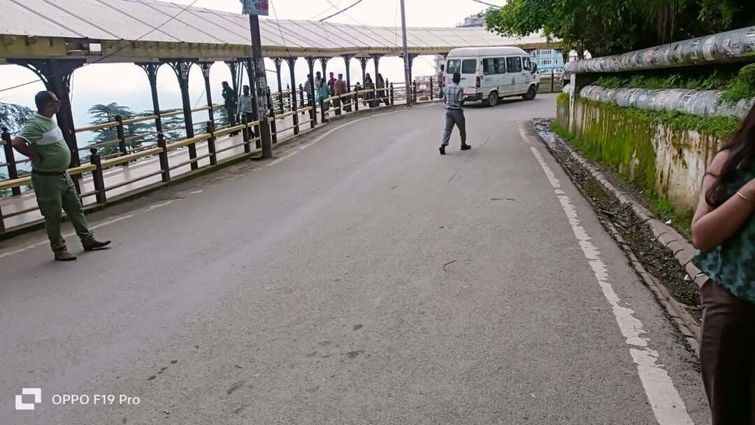 IGMC और संजौली के बीच प्रतिबंधित मार्ग पर आइडल पार्किंग में खड़े वाहनों को हटाने का कार्य बीते दो हफ्तों से लगातार किया जा रहा है। इस अभियान का उद्देश्य सड़क पर यातायात के सुचारू संचालन के साथ-साथ आपातकालीन वाहनों की निर्बाध आवाजाही सुनिश्चित करना है।
👮♂️ यातायात पुलिस द्वारा प्रतिबंधित एवं अनुचित स्थानों पर खड़े वाहनों को हटाया जा रहा है और वाहन चालकों को निर्धारित पार्किंग स्थलों का उपयोग करने के लिए जागरूक किया जा रहा है।
सभी वाहन चालकों से अपील है कि सड़क किनारे अनावश्यक रूप से वाहन खड़े न करें और यातायात नियमों का पालन कर सुगम यातायात व्यवस्था में सहयोग करें।
#TrafficPoliceShimla #IGMC #Sanjouli #TrafficAwareness