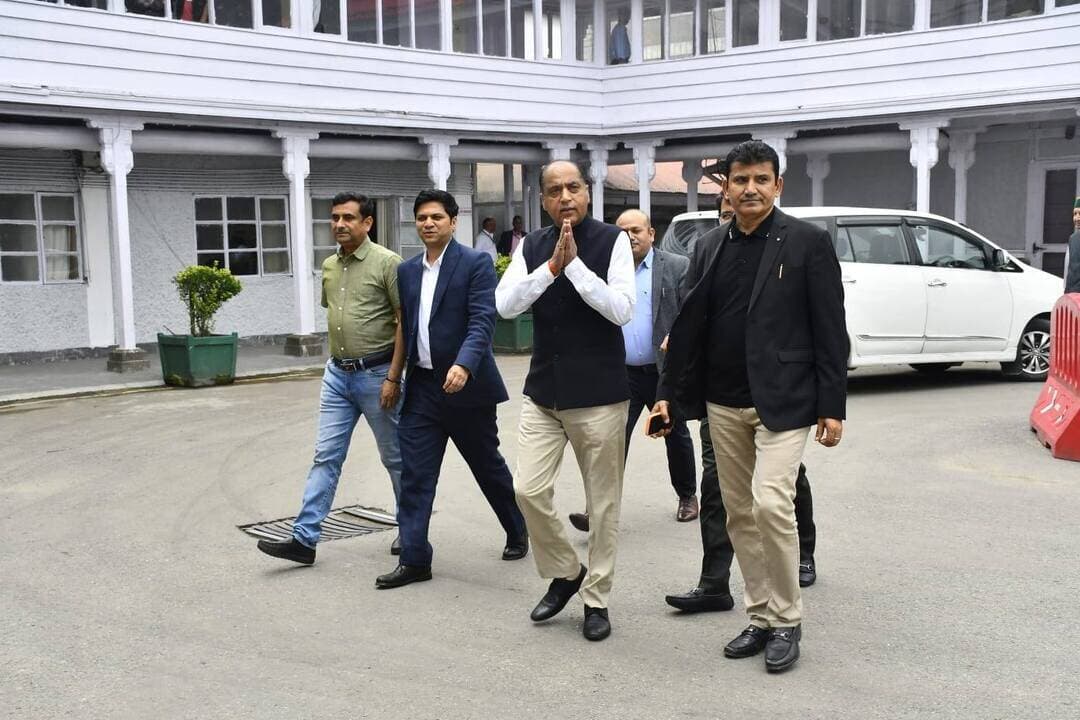 बिना मंत्रिमंडल के गठन के ही मुख्यमंत्री ने प्रदेश में चलाया था तालाबंदी का अभियान : जयराम ठाकुर
प्रदेश में बिना किसी समीक्षा के हजारों संस्थान बंद करना प्रतिशोध की राजनीति, आज भी प्रदेश के 3214 विद्यालयों में सिर्फ एक शिक्षक
शिमला : विधानसभा स्थित कार्यालय में पत्रकारों को संबोधित करते हुए पूर्व मुख्यमंत्री एवं नेता प्रतिपक्ष जयराम ठाकुर ने कहा कि हिमाचल प्रदेश के मुख्यमंत्री सुखविंदर सिंह सुक्खू "लाॅक प्रिय" मुख्यमंत्री हैं। उन्हें तालाबंदी में सुकून मिलता है। इसीलिए सत्ता संभालने के पहले ही दिन प्रदेश में 1000 से ज्यादा संस्थान बिना किसी समीक्षा के राजनीतिक प्रतिरोध की भावना से बंद कर दिए। और अब तक तक आंकड़ा ढाई हजार को पार कर चुका है। संस्थानों को बंद करने के लिए मुख्यमंत्री सुक्खू ने शपथ लेने के बाद मंत्रिमंडल के गठन का भी इंतजार नहीं किया। अब वह संस्थाओं को बंद करने के पीछे नीड बेस असेसमेंट का राग अलाप रहे हैं। लेकिन सवाल यह उठता है कि मुख्यमंत्री बनने के 1 दिन के भीतर ही उन्होंने कौन सा सर्वे करवा लिया, जिसके आधार पर उन्होंने तालाबंदी का यह अभियान चलाया। इसके बाद उन्होंने संस्थानों में से 123 संस्थान पुनः खोल दिए। जो संस्थान पूर्व में भाजपा की सरकार ने खोले थे, वह स्थानीय लोगों और जन प्रतिनिधियों की मांग पर खोले गए थे। लेकिन मुख्यमंत्री नए संस्थान खोल नहीं सकते थे, इसलिए उन्होंने पहले से चले संस्थानों को बंद करने को ही अपनी नीति बनाई।
जयराम ठाकुर ने कहा कि मुख्यमंत्री आज भी उस तालाबंदी को अपने कुतर्कों द्वारा सही साबित करना चाहते हैं। वह कहते हैं कि कई विद्यालय उन्होंने इसलिए बंद किए क्योंकि वहां पर एक शिक्षक थे। यदि शिक्षक कम थे तो शिक्षकों की भर्ती करनी चाहिए। 31 अगस्त को शिक्षा मंत्री ने विधानसभा में एक सवाल के जवाब में बताया था कि प्रदेश में जेबीटी और टीजीटी के ही लगभग 6000 पद खाली हैं। प्रदेश में 3214 ऐसे विद्यालय हैं, जहां पर सिर्फ एक शिक्षक की तैनाती है। जब विद्यालय में शिक्षक नहीं रहेंगे तो छात्र संख्या स्वतः घटेगी। छात्र संख्या के घटते ही मुख्यमंत्री संस्थान को डिनोटिफाई कर देंगे। सुक्खू सरकार के व्यवस्था परिवर्तन का यही मॉडल काम कर रहा है। सबसे बड़ी बात है कि मुख्यमंत्री का यह अभियान अभी रुका नहीं है। इसका परिणाम यह हुआ कि कांग्रेस के विधायक ही उन्हें अपने हलके में बुलाने से बचते हैं, क्योंकि उन्हें डर है कि मुख्यमंत्री को यदि पता चल गया कि यहां पर पूर्व सरकार द्वारा खोला गया कोई संस्थान है तो मुख्यमंत्री उसे भी डिनोटिफाई कर सकते हैं। मुख्यमंत्री को संस्थान बंद करने, सुविधाएं छीनने, योजनाओं को बदनाम करने की सनक सवार है। उसके लिए वह किसी भी हद तक जा सकते हैं।
नेता प्रतिपक्ष ने कहा कि मुख्यमंत्री को यह समझना चाहिए कि उनके चार साल का कार्यकाल लगभग बीत चुका है और जनता के बीच जाकर बताने के लिए उनके पास अपनी एक भी उपलब्धि नहीं है। इसीलिए वह साजिश की राजनीति करते हैं और भाजपा सरकार की सबसे पॉपुलर स्कीम को भी बदनाम करने का कुत्सित प्रयास करते हैं। प्रदेश के लोग सब जानते हैं, उनका कोई भी पैंतरा अब काम आने वाला नहीं है।
प्रेस रिलीज़ 02
अगर सरकार कर्मचारी हितैषी, तो धरने पर क्यों है कर्मचारी और पेंशनर : जयराम ठाकुर
पूर्व मुख्यमंत्री एवं नेता प्रतिपक्ष सुक्खू सरकार पर बरसे, कहा, चार साल पूरे होने को है लेकिन अभी भी भत्ते और ड्यूज देय
शिमला : हिमाचल प्रदेश में एक बात हमेशा मुख्यमंत्री कहते हैं कि हम कर्मचारी हितैषी हैं। अगर सरकार कर्मचारी हितैषी है तो बताएं कि क्यों कर्मचारी और पेंशनर्स धरने पर हैं। क्यों उनको अपनी मांगों को मनवाने के लिए हड़ताल का रास्ता ढूंढना पड़ रहा है। पूर्व मुख्यमंत्री एवं नेता प्रतिपक्ष ने मंगलवार को विधानसभा परिसर में मीडिया से बातचीत में कहा कि चार साल सरकार के पूरे होने जा रहे हैं लेकिन अभी भी भत्ते और अन्य ड्यूज लंबित हैं। आने वाले समय में सरकार को इसका जवाब देना ही होगा। हम विधानसभा के अंदर और बाहर ये सभी मुद्दे उठा रहे हैं।
उन्होंने कहा कि कांग्रेस पार्टी के नेता बहुत बड़ी गलत फहमी का शिकार हैं कि राहुल गांधी देश के अगले प्रधानमंत्री होंगे। शायद वे भूल चुके हैं कि राहुल गांधी अब तक 13 बार लांच हुए और हर बार उन्हें हार का मुंह देखना पड़ा है। जिस नेतृत्व को जनता बार बार नकार रही है उसको ढोने से अब क्या ही हासिल होगा। मुख्यमंत्री सुखविंदर सिंह सुक्खू पर बरसते हुए उन्होंने कहा कि संवैधानिक पद पर होने के बाबजूद मुख्यमंत्री केंद्र सरकार के खिलाफ कांग्रेस पार्टी के धरने प्रदर्शनों में शामिल हो रहे हैं जो मर्यादा के खिलाफ है। मैं भी मुख्यमंत्री पांच वर्ष रहा लेकिन कभी ऐसे हर बात पर नारेबाजी करने सड़क पर नहीं उतरा। मुख्यमंत्री सिर्फ राजनीति करने के मकसद से अपने पद के प्रतिष्ठा को भी दांव पर लगा रहे हैं। उन्हें थोड़ा तो परहेज करना चाहिए। उन्होंने कहा कि कांग्रेस पार्टी हमेशा वोट बैंक की राजनीति करती है। राहुल गांधी खुद नफरत की राजनीति करते हैं और दूसरे किसी नेता का सम्मान करना नहीं जानते। जातिवाद को बढ़ावा देकर राहुल गांधी सिर्फ राजनीति कर रहे हैं जो दुर्भाग्यपूर्ण है जबकि भाजपा ऐसी राजनीति से परहेज करती है।
प्रेस रिलीज़ 03
कंडाघाट के नवनिर्वाचित पार्षदों एवं नगर परिषद अध्यक्ष ने जयराम ठाकुर से की शिष्टाचार भेंट
शिमला : नगर पंचायत कंडाघाट के नवनिर्वाचित पार्षदों एवं नगर परिषद के अध्यक्ष ने विधानसभा स्थित कार्यालय में पूर्व मुख्यमंत्री एवं नेता प्रतिपक्ष जयराम ठाकुर से शिष्टाचार भेंट की। इस दौरान जयराम ठाकुर ने सभी नवनिर्वाचित प्रतिनिधियों को नई जिम्मेदारी के लिए शुभकामनाएं दीं और कंडाघाट के विकास से जुड़े विभिन्न विषयों पर चर्चा की। उन्होंने कहा कि स्थानीय निकायों के प्रतिनिधियों की जिम्मेदारी क्षेत्र की जनता की अपेक्षाओं को पूरा करने और विकास कार्यों को गति देने की है। उन्होंने नवनिर्वाचित प्रतिनिधियों को जनसेवा के लिए समर्पित होकर कार्य करने का आह्वान किया और हरसंभव सहयोग का आश्वासन दिया।