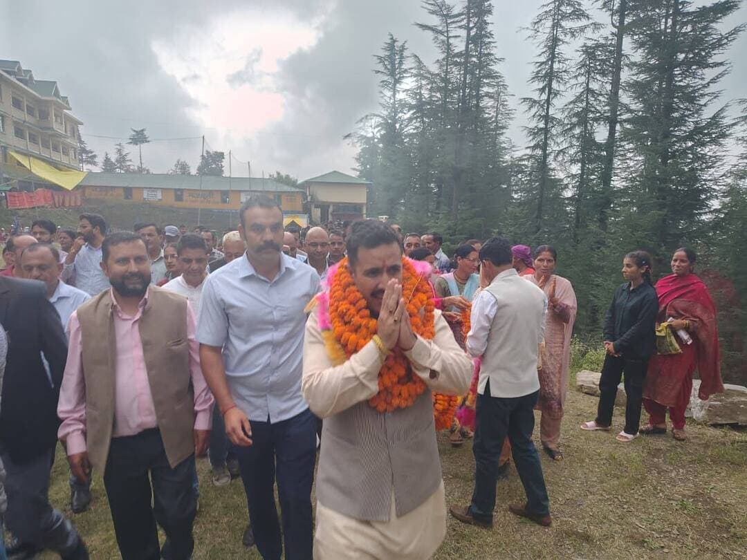 *प्रदेश की छात्राएं विभिन्न खेल प्रतियोगिताओं में कर रही हिमाचल का नाम रोशन - विक्रमादित्य सिंह*
*शिमला ग्रामीण के राजकीय वरिष्ठ माध्यमिक पाठशाला नीन में जोनल स्तरीय अंडर-19 गर्ल्स खेल प्रतियोगिता का आरंभ*
*15 विद्यालयों की छात्राएं दिखाएगी अपनी खेल प्रतिभा का प्रदर्शन*
जिला शिमला के मशोबरा विकास खंड के राजकीय वरिष्ठ माध्यमिक विद्यालय नीन में जोनल स्तरीय अंडर-19 गर्ल्स खेल प्रतियोगिता का हिमाचल प्रदेश के लोक निर्माण एवं शहरी विकास मंत्री विक्रमादित्य सिंह की अध्यक्षता में आज भव्य आगाज़ किया गया जिसमें मशोबरा जोन के 15 विद्यालयों की छात्राओं द्वारा अपनी खेल प्रतिभा प्रदर्शित की जाएगी।
लोक निर्माण मंत्री ने कहा कि एक विद्यार्थी के सर्वांगीण विकास में खेल महत्वपूर्ण स्थान रखते हैं और खेल से जहां विद्यार्थी का शारीरिक विकास होता है वहीं पढ़ाई के मद्देनजर मानसिक विकास में भी बढ़ोतरी दर्ज होती है। विद्यार्थियों को पढ़ाई के साथ-साथ अपने शारीरिक विकास व खान-पान का खास ध्यान रखना चाहिए ताकि आज के इस बदलते परिवेश में उनके स्वास्थ्य व शिक्षा का समग्र विकास सुनिश्चित हो सके।
विक्रमादित्य सिंह ने बताया कि हिमाचल प्रदेश की छात्राएं आयोजित होने वाली विभिन्न खेल प्रतियोगिताओं में प्रदेश व देश का नाम रोशन कर रही हैं और लगभग हर खेल में हिमाचल की लड़कियों की प्रतिभागिता सुनिश्चित की जा रही है। उन्होंने बताया कि प्रदेश सरकार द्वारा युवाओं को खेलों से जोड़ने और नशे से दूर रखने के लिए जमीनी स्तर पर कदम उठाए गए हैं और हिमाचल के युवा को खेल से जोड़कर एक स्वस्थ समाज व सशक्त राष्ट्र की ओर अग्रसर किया जा रहा है।
*नीन पंचायत में विकास कार्यों को चरणबद्ध तरीके से किया जा रहा पूर्ण*
लोक निर्माण मंत्री ने कहा कि ग्राम पंचायत नीन शिमला ग्रामीण क्षेत्र में प्रवेश करने का पहला पड़ाव है और पंचायत के विकास कार्यों को गति देना हमेशा से उनकी प्राथमिकता रही है। क्षेत्र के लोगों को सड़क, एंबुलेंस रोड, पेयजल, स्वास्थ्य और शिक्षा सहित विभिन्न मूलभूत सुविधाएं उपलब्ध करवाने के लिए लगातार कार्य किया जा रहा है। उन्होंने कहा कि स्थानीय स्तर पर लोगों की छोटी-बड़ी समस्याओं का चरणबद्ध तरीके से समाधान करना जनप्रतिनिधियों की जिम्मेदारी है। पंचायत प्रतिनिधियों के माध्यम से प्राप्त मांगों और समस्याओं पर प्राथमिकता के आधार पर कार्य किया जा रहा है।
उन्होंने कहा कि शिमला ग्रामीण क्षेत्र में विभिन्न विकासात्मक योजनाओं पर कार्य चल रहा है। नीन, पाहल और घैणी पंचायतों के क्षेत्र में सड़क और अन्य आधारभूत सुविधाओं को मजबूत करने के लिए भी कई महत्वपूर्ण कार्य स्वीकृत किए गए हैं। उन्होंने बताया कि देवीधार से नया सेर और आगे ब्रिज तक सड़क निर्माण के लिए करीब 14.50 करोड़ रुपये की स्वीकृति प्राप्त हुई है, जबकि नया सेर से आगे ब्रिज का निर्माण करीब 5 करोड़ रुपये की लागत से किया जा रहा है। उन्होंने कहा कि हाल ही में उन्होंने स्वयं निर्माण कार्य का निरीक्षण किया है और प्रयास रहेगा कि यह कार्य मार्च-अप्रैल तक पूरा कर जनता को समर्पित किया जाए। उन्होंने कहा कि क्षेत्र में बेहतर इंटरकनेक्टिविटी के लिए यह एक महत्वपूर्ण परियोजना है।
उन्होंने बताया कि क्षेत्र के अन्य हिस्सों को जोड़ने वाली सड़क के निर्माण के लिए भी करीब 11 करोड़ रुपये की स्वीकृति प्राप्त हुई है और जल्द ही इसका कार्य शुरू किया जाएगा। इसी प्रकार नीन पंचायत की लिंक रोड सहित अन्य सड़कों पर भी कार्य प्रगति पर है। अयोग वाली लिंक रोड के लिए करीब 3.50 करोड़ रुपये की प्रशासनिक मंजूरी प्राप्त हो चुकी है और विभाग द्वारा इस पर कार्य करवाया जा रहा है। उन्होंने कहा कि महिला मंडलों, स्वयं सहायता समूहों तथा स्थानीय लोगों की सार्वजनिक मांगों को पूरा करने का हरसंभव प्रयास किया जा रहा है।
*शिमला ग्रामीण खेल महाकुंभ में महिलाओं के लिए होंगे विशेष आयोजन*
लोक निर्माण मंत्री ने कहा कि शिमला ग्रामीण खेल महाकुंभ को इस बार विशेष रूप से महिलाओं की भागीदारी को बढ़ावा देने वाला आयोजन बनाया जा रहा है। महिलाओं के लिए इतना बड़ा आयोजन क्षेत्र के इतिहास में पहली बार होने जा रहा है।
उन्होंने कहा कि शिमला ग्रामीण खेल महाकुंभ का आयोजन अलग-अलग चरणों में सुन्नी सहित क्षेत्र के विभिन्न स्थानों पर किया जाएगा। इसमें कबड्डी, क्रिकेट, बैडमिंटन सहित अनेक खेल प्रतियोगिताएं आयोजित होंगी। महिलाओं के लिए विशेष रूप से रस्साकशी सहित विभिन्न प्रतियोगिताएं रखी गई हैं, ताकि अधिक से अधिक महिलाएं खेलों में अपनी प्रतिभा का प्रदर्शन कर सकें। उन्होंने महिलाओं से खेल महाकुंभ में अधिक से अधिक संख्या में भाग लेने और अपनी प्रतिभा का प्रदर्शन करने का आह्वान किया तथा सभी प्रतिभागियों को शुभकामनाएं दीं।
आयोजित खेल प्रतियोगिताओं में वॉलीबॉल, कबड्डी, खो-खो, बैडमिंटन, योगा, चैस व सांस्कृतिक प्रतियोगिता आयोजित की जा रही हैं।
इस दौरान विद्यार्थियों द्वारा रंगारंग सांस्कृतिक प्रस्तुति भी प्रस्तुत की गई। सांस्कृतिक प्रस्तुति देने वाले विद्यार्थियों को मुख्य अतिथि द्वारा 31 हजार रूपये की प्रोत्साहन राशि प्रदान करने को घोषणा की गई। इसके अलावा उन्होंने कहा कि क्षेत्र के विद्यालयों में आयोजित होने वाले कार्यक्रमों के आयोजन के लिए आवश्यक सामान नीन विद्यालय को शीघ्र उपलब्ध करवाया जाएगा।
*यह रहे उपस्थित*
इस अवसर पर ब्लॉक कांग्रेस कमेटी के अध्यक्ष गोपाल शर्मा, एसडीएम राजेश वर्मा, ग्राम पंचायत नीन के उपप्रधान बलदेव वर्मा, ग्राम पंचायत घैणी की प्रधान प्रोमिला देवी, उच्चतर शिक्षा/स्कूल शिक्षा विभाग की उपनिदेशक निशा बलूनी तथा पीडब्ल्यूडी के अधिशासी अभियंता राजेश अग्रवाल, प्रदीप वर्मा पूर्व पंचायत समिति अध्यक्ष, घनश्याम कुमार प्रधान नीन पंचायत, तहसीलदार सुन्नी सुनील चौहान व खंड विकास अधिकारी बसंतपुर नरेंद्र कुमार सहित अन्य गणमान्य व्यक्ति उपस्थित रहे।
-०-