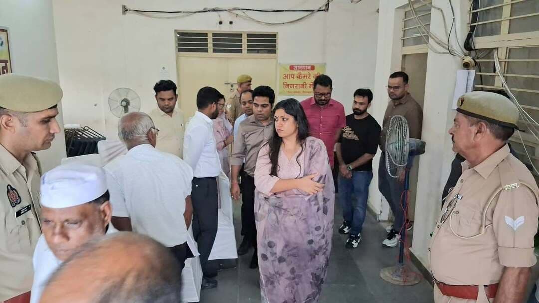 जिला निर्वाचन अधिकारी ने ईवीएम/वीवीपैट वेयरहाउस में एफएलसी की तैयारियों का लिया जायजा*
भारत निर्वाचन आयोग के निर्देशों के अनुरूप सभी व्यवस्थाएं पूर्ण करने के दिए निर्देश
भारत निर्वाचन आयोग के निर्देशों के क्रम में जिलाधिकारी/जिला निर्वाचन अधिकारी ने आज कलेक्ट्रेट परिसर स्थित ईवीएम/वीवीपैट वेयरहाउस में निरीक्षण कर फर्स्ट लेवल चेकिंग (एफएलसी) की तैयारियों का जायजा लिया।
निरीक्षण के दौरान उन्होंने एफएलसी के लिए की जा रही तैयारियों की जानकारी संबंधित अधिकारियों से प्राप्त की तथा वेयरहाउस में उपलब्ध व्यवस्थाओं का निरीक्षण किया। उन्होंने निर्देश दिए कि ईवीएम एवं अन्य निर्वाचन सामग्री के रख-रखाव और एफएलसी से संबंधित सभी कार्य भारत निर्वाचन आयोग के निर्धारित मानकों एवं प्रोटोकॉल के अनुरूप किए जाएं।
जिला निर्वाचन अधिकारी ने वेयरहाउस की सुरक्षा व्यवस्था, साफ-सफाई, विद्युत व्यवस्था तथा सीसीटीवी के माध्यम से हो रही निगरानी का भी जायजा लिया। उन्होंने निर्देश दिए कि ईवीएम/वीवीपैट की सुरक्षा व्यवस्था में किसी भी स्तर पर लापरवाही न हो तथा निगरानी व्यवस्था निरंतर प्रभावी बनी रहे।
उन्होंने कहा कि एफएलसी निर्वाचन प्रक्रिया का महत्वपूर्ण चरण है। इसलिए इससे जुड़ी सभी तैयारियां निर्धारित समयसीमा में पूर्ण करते हुए प्रक्रिया को पारदर्शी, व्यवस्थित और भारत निर्वाचन आयोग के दिशा-निर्देशों के अनुरूप संपन्न कराया जाए। उन्होंने संबंधित अधिकारियों को अपने-अपने दायित्वों का पूरी जिम्मेदारी एवं सतर्कता के साथ निर्वहन करने के निर्देश दिए।
निरीक्षण के दौरान अपर जिलाधिकारी वित्त एवं राजस्व अजीत कुमार सिंह, अपर जिलाधिकारी भू0/अ0 अरूण कुमार सिंह, डिप्टी कलेक्टर/सहायक जिला निर्वाचन अधिकारी अरूण कुमार, डिप्टी कलेक्टर पूर्वा शर्मा एवं संबंधित कर्मचारी उपस्थित रहे।
सौजन्य से सूचना विभाग गौतमबुद्धनगर।
