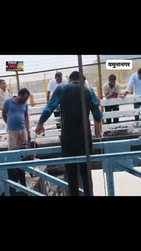 यमुना नगर में हथिनीकुंड बैराज पर बाढ़ बचाव अभ्यास के दौरान मचा हड़कंप, सेना की मोटर बोट हाद*से का शिकार।.