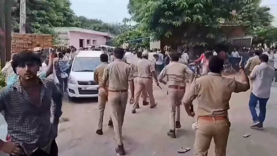 आगरा के एत्मादपुर में प्रदर्शन के दौरान हंगामा, पुलिस पर लाठीचार्ज का आरोप—वीडियो वायरल
आगरा के एत्मादपुर तहसील में UGC के विरोध में प्रदर्शन के दौरान पुलिस और प्रदर्शनकारियों के बीच झड़प हो गई। वायरल वीडियो में एक पुलिस अधिकारी द्वारा प्रदर्शनकारियों पर लाठी चलाते हुए दिखाई देने का दावा किया जा रहा है। घटना के बाद हाईवे पर जाम और हंगामे की स्थिति भी बनी।
👉 वायरल वीडियो को लेकर आपका क्या कहना है? कमेंट करके बताएं। #Agra #Etmadpur #UPNews #Police #ViralVideo #UGC #Protest