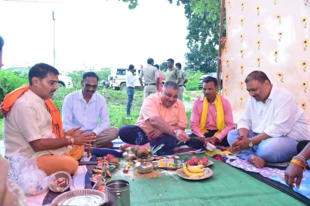 महिलाओं के हुनर को मिलेगा मंच, आत्मनिर्भरता को मिलेगी नई उड़ान
खम्हरिया और उदयपुर में महतारी सदन निर्माण का भूमिपूजन, मंत्री श्री राजेश अग्रवाल ने दी सौगात
महिलाओं के सम्मान, स्वावलंबन और आत्मनिर्भरता का बनेगा सशक्त मंच - श्री राजेश अग्रवाल
#NariShakti #MahatariSadan #WomenEmpowerments #Surguja
@chhattisgarhcmo @dpr.chhattisgarh @wcd_cg @culture_deptt