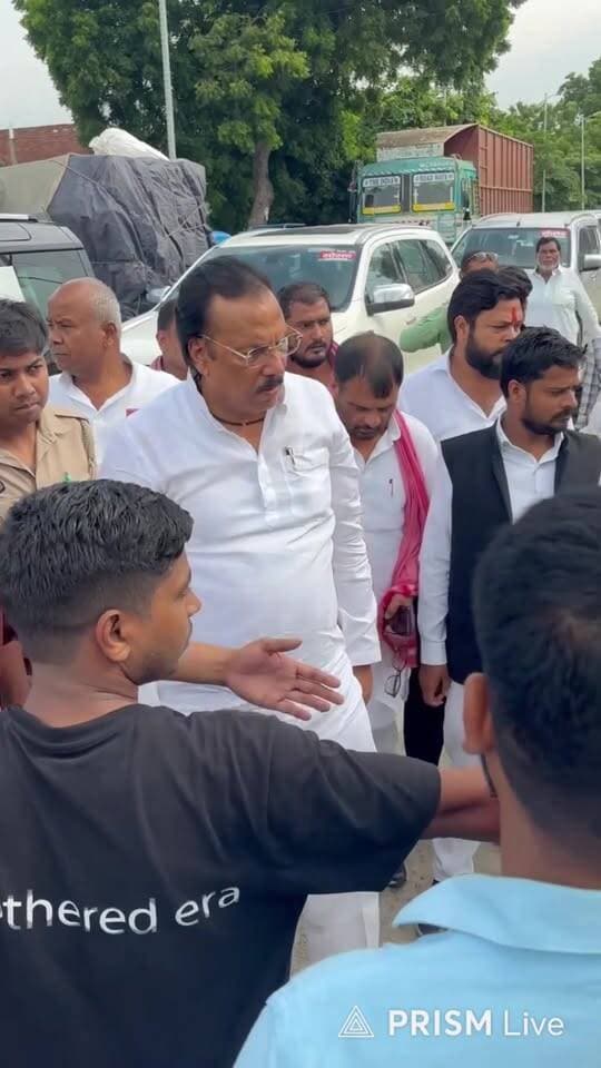 मऊ में जनता ने रोका सांसद का काफिला! राजीव राय ने तुरंत पुलिस बुलाकर दिखाया सख्त तेवर। 🔥💪
#मऊ #राजीवराय #पूर्वांचल #समाजवादीपार्टी #वायरलन्यूज