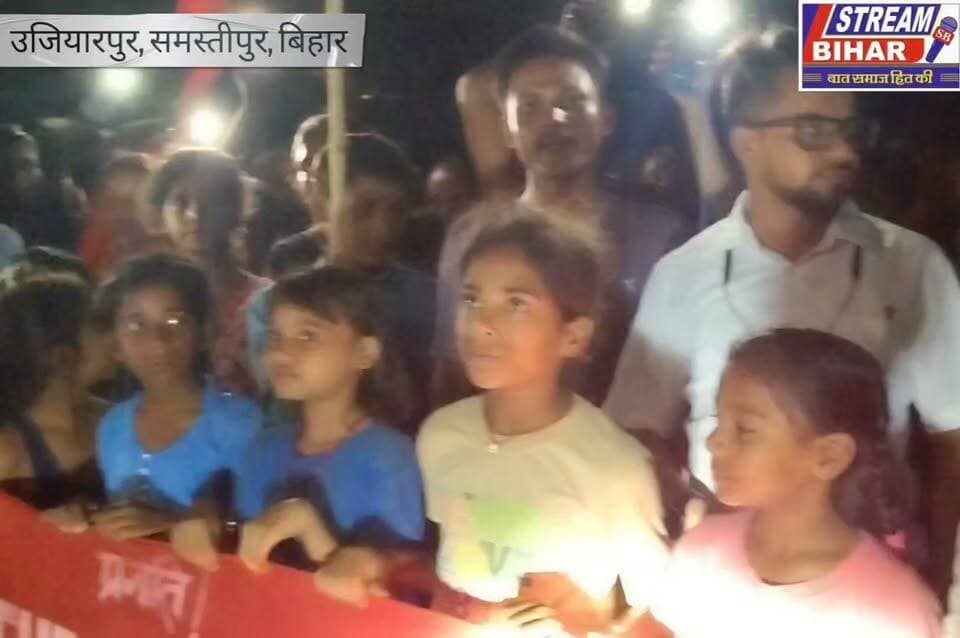 5 दिनों से जला ट्रांसफार्मर, बिजली-पानी के लिए त्राहिमाम! आधी रात सड़क पर उतरे लखनीपुर महेशपट्टी के ग्रामीण, JE पर ₹300 घूस मांगने का आरोप.
उजियारपुर के लखनीपुर महेशपट्टी में पिछले 5 दिनों से ट्रांसफार्मर खराब होने के कारण ग्रामीण बिजली और पानी की समस्या से जूझ रहे हैं। ग्रामीणों का आरोप है कि बच्चों की पढ़ाई प्रभावित हो रही है और रात में अंधेरे के कारण सांप-बिच्छू का खतरा बना हुआ है।
ग्रामीणों ने बिजली विभाग के JE एवं अधिकारियों पर ₹300 घूस मांगने तथा 100 KVA की जगह 63 KVA का कथित कबाड़ ट्रांसफार्मर लगाने का गंभीर आरोप लगाया है। आक्रोशित ग्रामीणों ने आधी रात सड़क पर उतरकर प्रशासन को सुबह तक समस्या का समाधान करने का अल्टीमेटम दिया।
अब सवाल यह है कि ग्रामीणों को 24 घंटे बिजली उपलब्ध कराने के सरकारी दावे जमीनी स्तर पर कितने सच हैं? आखिर पांच दिनों से बिजली संकट के बावजूद जिम्मेदार अधिकारी क्यों नहीं जागे?
देखिए Stream Bihar की Ground Report और जानिए ग्रामीणों ने क्या कहा।
#Samastipur #Ujiarpur #LakhinipurMaheshpatti #BiharNews #ElectricityCrisis #BiharBijli #ElectricityDepartment #PublicProtest #GroundReport #StreamBihar #RuralBihar #PowerCrisis #जनहित #उजियारपुर #समस्तीपुर