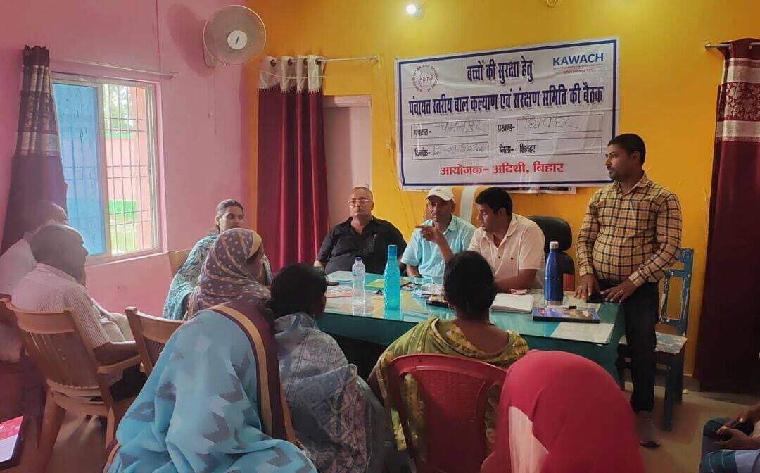 चमनपुर में बाल कल्याण एवं संरक्षण समिति की बैठक आयोजित
भारतवर्ष लाइव/ शिवहर- शिवहर प्रखण्ड के चमनपुर पंचायत भवन के प्रांगण में बच्चों के सुरक्षा के लिए शनिवार को पंचायत स्तरीय बाल कल्याण एवं संरक्षण समिति की बैठक आयोजित किया गया
कार्यक्रम की अध्यक्षता चमनपुर पंचायत के मुखिया मुकेश कुमार सिंह व उनके बड़े भाई समाजसेवी शिक्षक दिलीप कुमार सिंह ने की।
बैठक में आंगनबाड़ी सेविका, जीविका सीसी, जीविका सदस्य, बाल संसद सहित अन्य जनप्रतिनिधि उपस्थित रहे। कार्यक्रम के दौरान बाल कल्याण एवं संरक्षण समिति के प्रखंड समन्वयक ने बाल विवाह, बाल मजदूरी और बाल तस्करी जैसी समस्याओं पर विस्तृत जानकारी दी
चमनपुर पंचायत के मुखिया मुकेश कुमार सिंह व उनके बड़े भाई समाजसेवी शिक्षक दिलीप कुमार सिंह ने बाल हितैषी पंचायत के निर्माण, बच्चों के अधिकार सुनिश्चित करने तथा उनके लिए सुरक्षित एवं संरक्षित वातावरण उपलब्ध कराने के उपायों पर भी विस्तार से चर्चा की। उन्होंने कहा कि बच्चों के अधिकारों की रक्षा के लिए पंचायत स्तर पर सभी संबंधित लोगों की सक्रिय भागीदारी आवश्यक है। बाल विवाह, बाल मजदूरी एवं बाल तस्करी जैसी कुरीतियों को रोकने के लिए सामूहिक प्रयास किया जाना चाहिए।
भारतवर्ष लाइव संवाददाता मो० दानिस ख़ान