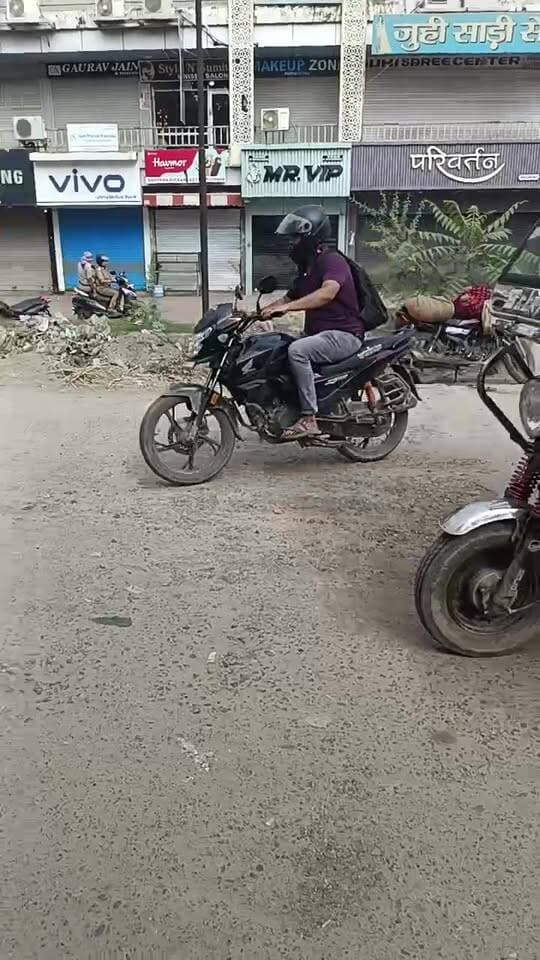 सवाई माधोपुर रेलवे स्टेशन तांगा स्टैंड से हम्मीर ब्रिज को जाने वाला रास्ता क्षतिग्रस्त।
जिला प्रशासन द्वारा बैठक में दिए गए दिशा निर्देश हुए हवा हवाई। विभाग द्वारा नहीं भरे गए गड्ढे।
गणेश मेले से पूर्व दिए गए थे संबंध विभागीय अधिकारियों को रोड लाइट, पानी, सड़कों पर पेचवर्क आदि के दूरूस्त करने के निर्देश।
#DM Sawai Madhopur #SP Sawai Madhopur #dfo Sawai Madhopur #traffic police Sawai Madhopur #CMO Jaipur, #Pwdsawaimadhopur