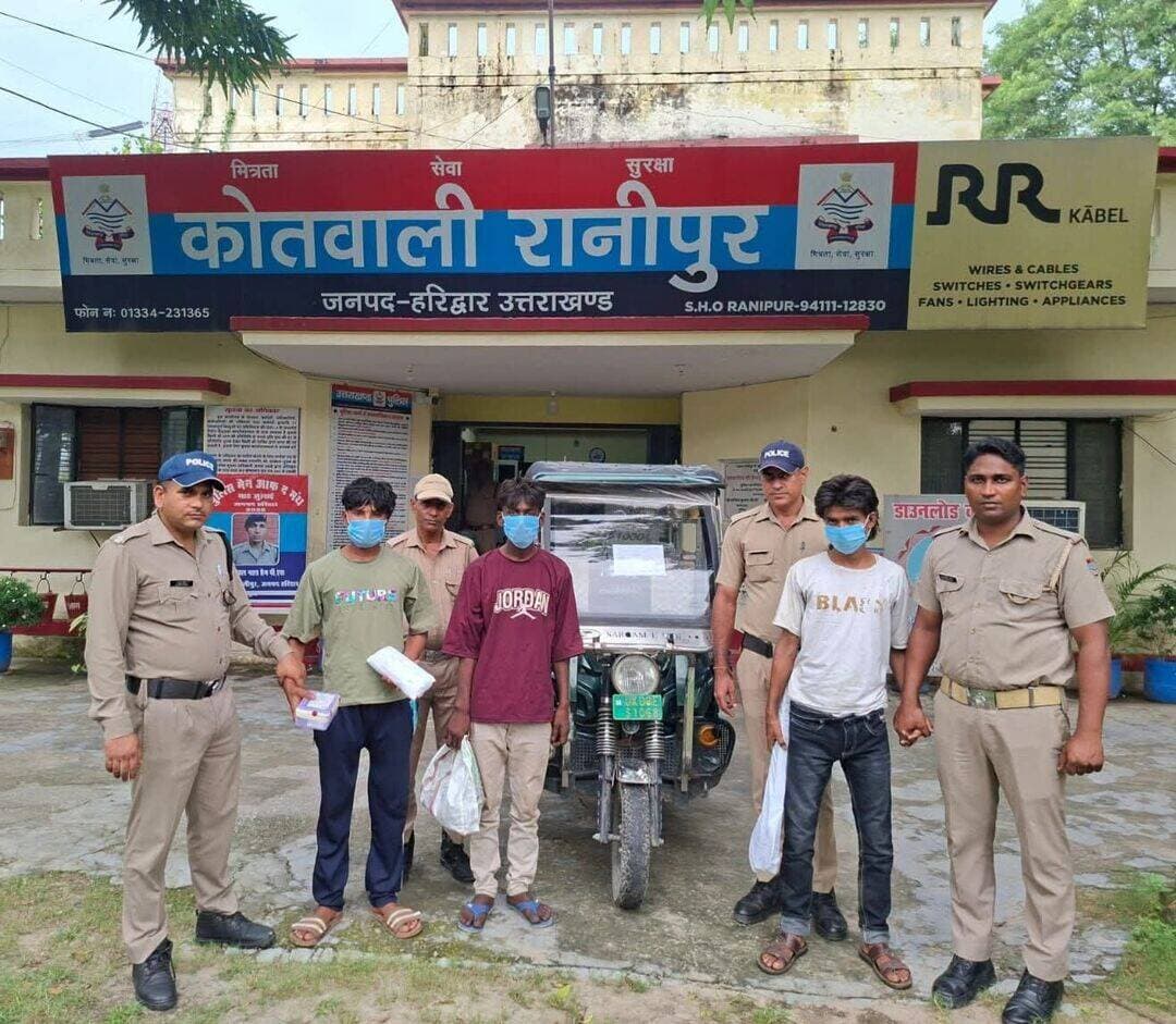 तीन शातिर लुटेरे गिऱफ्तार,लूटी गई नगदी बरामद।
रानीपुर । कोतवाली रानीपुर की पुलिस टीम ने तीन बदमाशों को गिरफ्तार कर 12 सितंबर की रात को हुई लूट की घटना का खुलासा कर दिया है।
12 सितंबर की रात सिडकुल स्थित राजा बिस्कुट चौक से हरिद्वार जाने के लिए ई-रिक्शा में बैठे पवन कुमार निवासी महादेवपुरम सिडकुल से सेक्टर-4 चौक से आगे केवी0 स्कूल को जाने वाले मार्ग पर ई-रिक्शा चालक एवं रिक्शा में पहले से बैठे 02 अन्य व्यक्तियो ने नुकीली वस्तु पेट पर लगाकर डरा धमकाकर की गई लूट की घटना का खुलासा करते हुए कोतवाली रानीपुर पुलिस ने वारदात में शामिल तीनों आरोपियों को दबोचने में कामयाबी हासिल की।
सीसीटीवी कैमरों की फुटेज चैक करने के साथ ही पुराने अपराधियो से पूछताछ व अन्य सुराग जुटाते हुए पुलिस टीम ने कल रात गश्त एवं चैकिंग के दौरान लीडो क्लब को जाने वाले कच्चे रास्ते में एकान्त स्थान में खडे एक ई-रिक्शा में बैठे 03 संदिग्धों से पूछताछ करते हुए तलाशी ली तो उनके कब्जे से 10000/- रूपये नगदी, युवक के आधार कार्ड, पैन कार्ड, एक लोहे का फर्सा, एक लोहे का एंगल व चमडे के जुते बरामद हुए।
सख्ती से पूछताछ करने पर तीनों संदिग्ध ने बताया कि वह अक्सर रात के अंधेरे में अकेली सवारी को एकांत स्थान पर ले जाकर उससे लूटपाट करते हैं। उन्होंने ही राजा बिस्कुट के पास से अपने ई-रिक्शा में बैठाये गए लड़के से शिव मंदिर के पास डरा धमकाकर बैग, उसमें रखे आधार कार्ड आदि दस्तावेज, जूते, जीन्स व नगदी लूटी थी। लूटी हुई जीन्स के बारे में पूछने पर एक आरोपी आयुष उर्फ अनिकेत ने बताया कि वही जीन्स उसने पहनी हुई है।
तीनों आरोपियों को हिरासत में लेते हुए मौके से नगदी, लूटा गया सामान व वारदात में इस्तेमाल लोहे के औजार व ई-रिक्शा कब्जे पुलिस लिया गया। नियमानुसार अग्रिम विधिक कार्यवाही की गई है। पकड़े गए आरोपी श्रवण कुमार पुत्र मूल चंद पता- ग्राम कनपारा तहसील पुवाया थाना पुवाया जिला शहजाहपुर उ0प्र0, हाल किरायेदार पप्पू चौहान सम्राट हॉल, सिडकुल बाईपास थाना सिडकुल,विजय पुत्र रामजी निवासी- मौहल्ला हाथीयाना, बिलसंडा, बिशनपुर, थाना बिलसंडा बरेली उ0प्र0,हाल निवासी किरायेदार मोहित पाल रावली महदूद थाना सिडकुल, आयुष उर्फ अनिकेत पुत्र राजेश पता- ग्राम नयागाँव थाना शेरकोट धामपुर उ0प्र0, हाल निवासी- किरायेदार मोनू पाल का मकान पता रावली महदूद थाना सिडकुल का चालान कर दिया गया है।