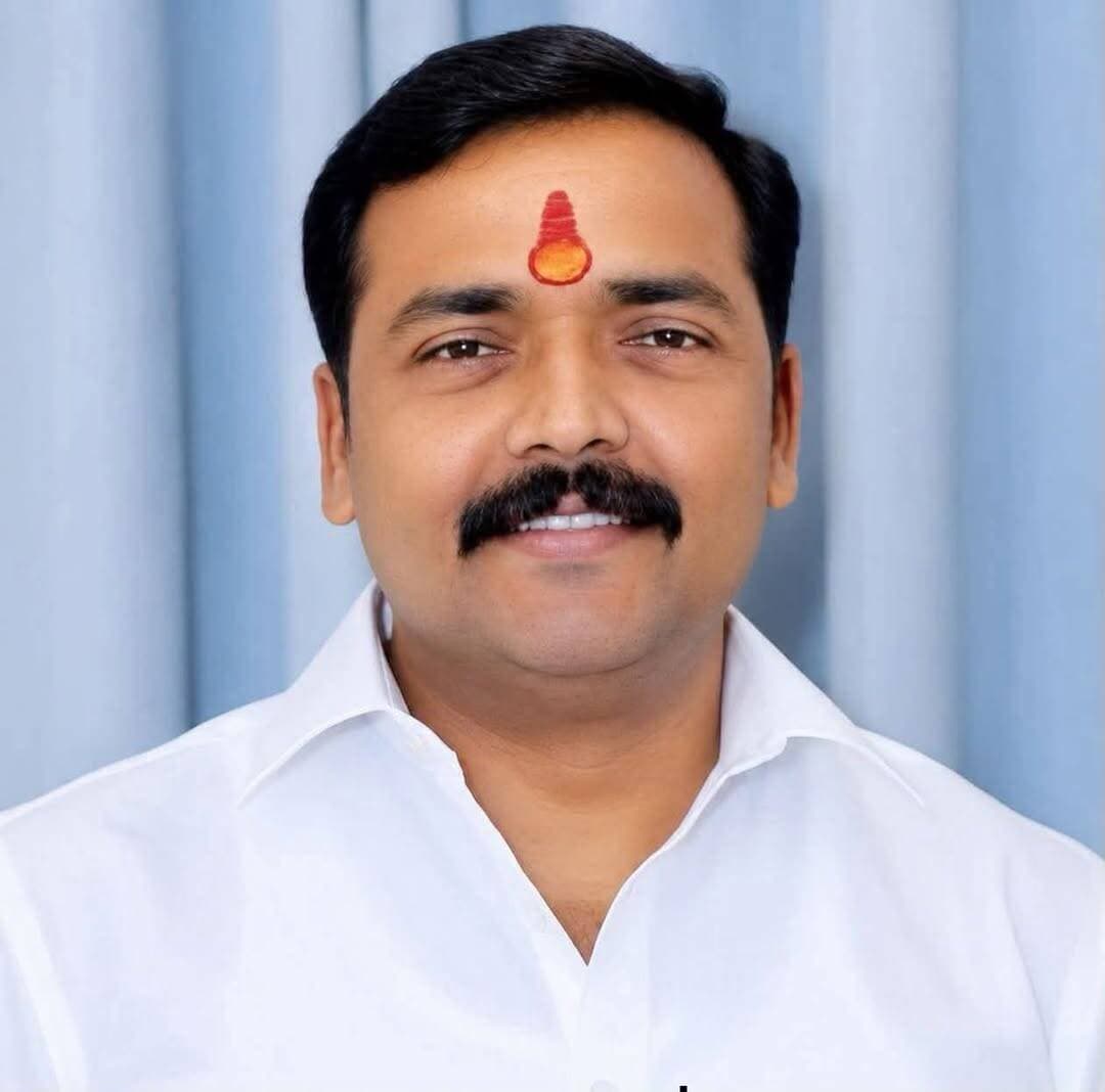 मोतिहारी जिलान्तर्गत पताही थाना क्षेत्र के जिहुली गाँव में पानी गिरने और नाला विवाद को लेकर रंजिश में ह/त्या की घटना दुखद है, मैं इस घटना की कड़ी निंदा करता हूँ और शोकाकुल परिवार के प्रति अपनी गहरी संवेदना व्यक्त करता हूँ।लेकिन एक दुखद घटना को आधार बनाकर पूरे गाँव को ‘सामंती’ कहना अत्यंत दुर्भाग्यपूर्ण और निंदनीय है।
घटना में नामजद अभियुक्तों में कुछ की गिरफ्तारी हो चुकी है। शेष अभियुक्तों की गिरफ्तारी के लिए पुलिस अधीक्षक, मोतिहारी द्वारा 48 घंटे के भीतर इनाम की घोषणा सहित सभी आवश्यक कार्रवाई की जा रही है और पूरे मामले की लगातार मॉनिटरिंग की जा रही है।
चम्पारण के प्रमुख सनातनी गाँवों में अपनी विशिष्ट पहचान रखने वाला जिहुली गाँव वर्षों से सद्भाव, सामाजिक समरसता और गौरवशाली परंपरा के लिए जाना जाता है। इस गाँव ने समाज को अनेक प्रतिष्ठित व्यक्तित्व दिए हैं। लगभग दो दशक तक भाजपा विधायक रहे अवनीश सिंह , चम्पारण के वरिष्ठ अधिवक्ता स्व. अनिरुद्ध बाबू, पटना के वरिष्ठ चिकित्सक डॉ. रविभूषण शर्मा तथा चम्पारण के वरिष्ठ चिकित्सक डॉ. संतोष कुमार जैसे अनेक सम्मानित लोगों का जिहुली से जुड़ाव इसकी गौरवशाली पहचान है।
ऐसे गाँव की पहचान को राजनीतिक स्वार्थ के लिए ‘सामंती’ जैसे शब्दों के माध्यम से बदनाम करना दुर्भाग्यपूर्ण है। पीड़ित परिवार के प्रति संवेदना व्यक्त करना सभी का अधिकार है, लेकिन किसी दुखद घटना को राजनीतिक रंग देकर सामाजिक सद्भाव और माहौल को बिगाड़ने का प्रयास स्वीकार्य नहीं है।
मैं राजद नेताओं द्वारा जिहुली जैसे सामाजिक एवं सनातनी बहुल गाँव की छवि को बदनाम करने के प्रयास की कड़ी निंदा करता हूँ।
पवन जायसवाल
प्रदेश उपाध्यक्ष, भाजपा बिहार
पूर्व सभापति, कारा सुधार समिति, बिहार विधानसभा