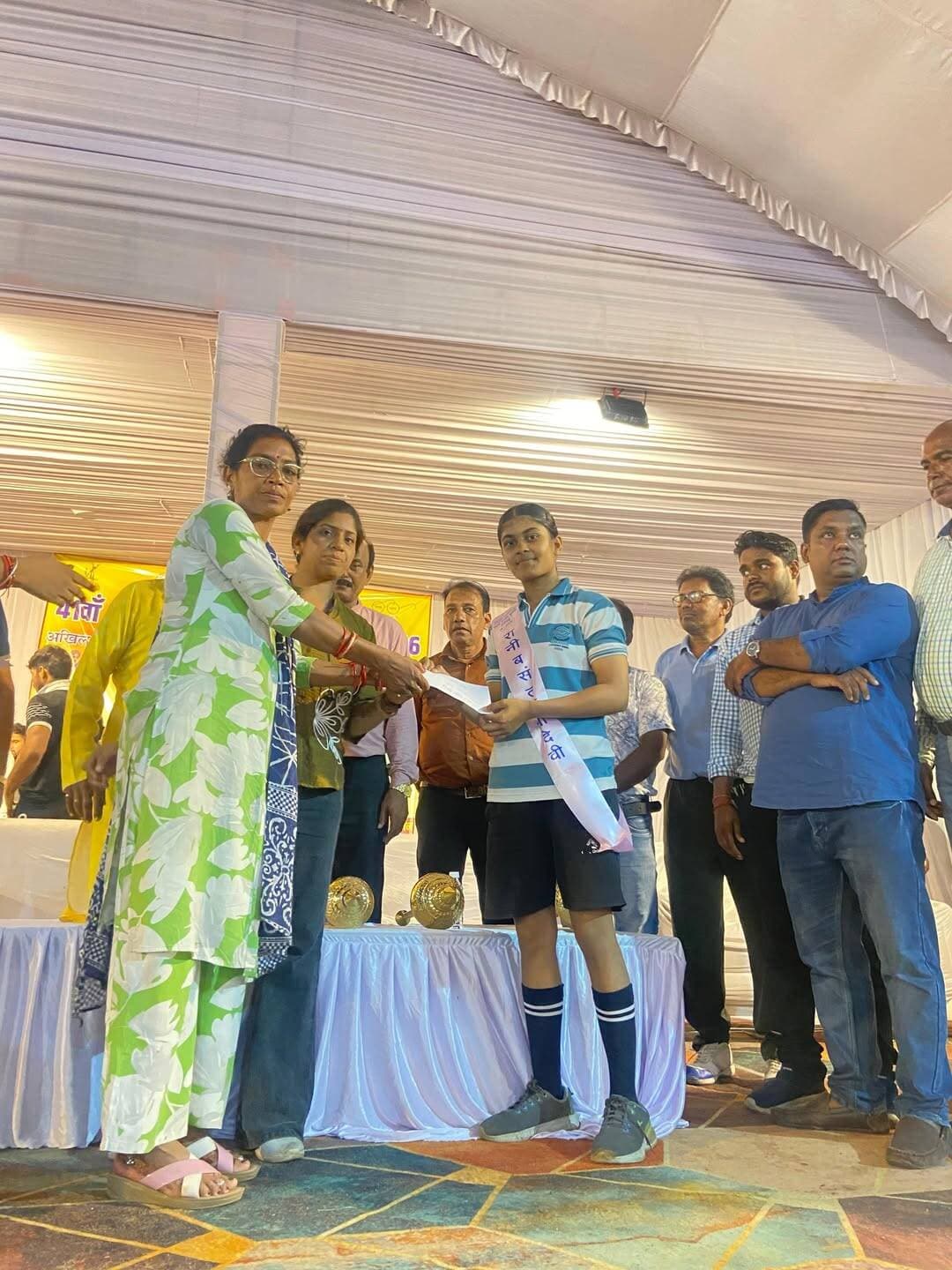 माँ दंतेश्वरी अखाड़ा की बेटियों का शानदार प्रदर्शन
41वें चक्रधर समारोह 2026 (जिला रायगढ़) के अंतर्गत आयोजित राज्य स्तरीय कुश्ती प्रतियोगिता में हमारे अखाड़े की बालिका पहलवानों ने इतिहास रच दिया है:
48-51 किलोग्राम भार वर्ग: प्रथम स्थान रानी लकेश्वरी देवी ख़िताब राधिका पटेल ने और
52-55 किलोग्राम भार वर्ग: प्रथम स्थान रानी बसंत माला देवी ख़िताब निधि यादव ने अपने नाम किया
<nis:link nis:type=tag nis:id=chhattisgarh nis:value=chhattisgarh nis:enabled=true nis:link/> <nis:link nis:type=tag nis:id=chhattisgarhnews nis:value=ChhattisgarhNews nis:enabled=true nis:link/> <nis:link nis:type=tag nis:id=raighar nis:value=raighar nis:enabled=true nis:link/> <nis:link nis:type=tag nis:id=अखाड़ा nis:value=अखाड़ा nis:enabled=true nis:link/> <nis:link nis:type=tag nis:id=चक्रधर_समारोह nis:value=चक्रधर_समारोह nis:enabled=true nis:link/> <nis:link nis:type=tag nis:id=बालिका nis:value=बालिका nis:enabled=true nis:link/> <nis:link nis:type=tag nis:id=पहलवानों nis:value=पहलवानों nis:enabled=true nis:link/>