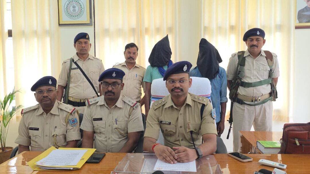 चंदनकियारी (बरमसिया ओपी) थाना क्षेत्र में जमीनी विवाद को लेकर हुई हत्या के मामले में बोकारो पुलिस के द्वारा त्वरित कार्रवाई करते हुए दो प्राथमिक अभियुक्तों—भागीरथ गोप (36 वर्ष) एवं भुदेव गोप (32 वर्ष)—को गिरफ्तार कर न्यायिक हिरासत में भेज दिया गया।