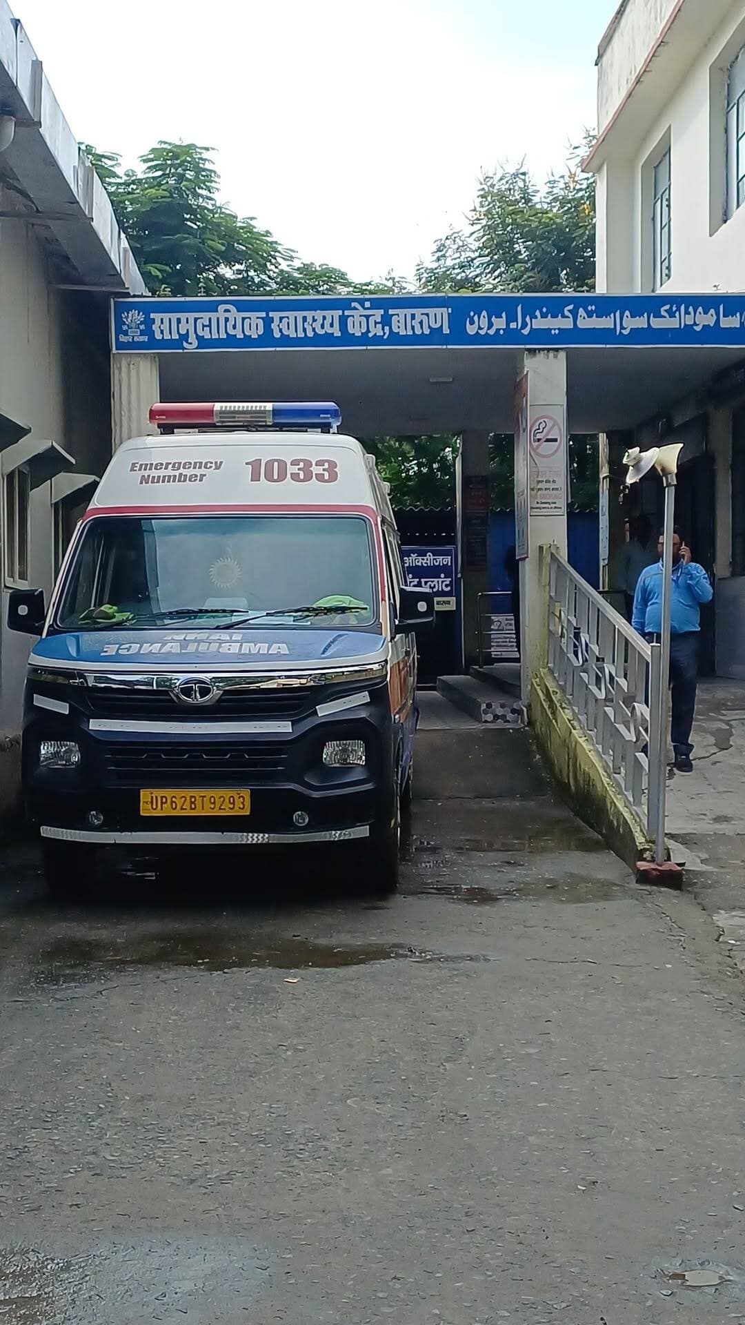 बारुण CHC ने रचा इतिहास: 88% अंक के साथ बिहार में अव्वल, तीन स्वास्थ्य केंद्र राष्ट्रीय गुणवत्ता प्रमाणन की दौड़ में। <nis:link nis:type=tag nis:id=aaptaknewspoint1 nis:value=aaptaknewspoint1 nis:enabled=true nis:link/> <nis:link nis:type=tag nis:id=hospital nis:value=hospital nis:enabled=true nis:link/> <nis:link nis:type=tag nis:id=barun nis:value=barun nis:enabled=true nis:link/> <nis:link nis:type=tag nis:id=aurangabad nis:value=aurangabad nis:enabled=true nis:link/> <nis:link nis:type=tag nis:id=biharnews nis:value=BiharNews nis:enabled=true nis:link/>
औरंगाबाद: जिले के स्वास्थ्य क्षेत्र से बड़ी उपलब्धि सामने आई है। राज्य स्वास्थ्य समिति, बिहार की ओर से जारी राज्य स्तरीय मूल्यांकन रिपोर्ट में जिले के तीन स्वास्थ्य संस्थानों—सामुदायिक स्वास्थ्य केंद्र बारुण, देव और ओबरा—को राष्ट्रीय गुणवत्ता आश्वासन प्रमाणन (NQAS) के लिए चयनित किया गया है।
इस मूल्यांकन में सामुदायिक स्वास्थ्य केंद्र बारुण ने 88 प्रतिशत अंक हासिल कर पूरे राज्य में सर्वाधिक अंक प्राप्त किए हैं। यह उपलब्धि स्वास्थ्य संस्थान में मरीजों को उपलब्ध कराई जा रही सुविधाओं, स्वच्छता, स्वास्थ्य सेवाओं और बेहतर प्रबंधन को दर्शाती है।
वहीं, सामुदायिक स्वास्थ्य केंद्र ओबरा को 80 प्रतिशत और देव को 75 प्रतिशत अंक मिले हैं। राज्य स्तरीय मूल्यांकन के दौरान स्वच्छता, संक्रमण नियंत्रण, दवा एवं जांच सेवाएं, मरीजों की सुरक्षा, संसाधनों की उपलब्धता और संस्थान के समग्र प्रबंधन समेत विभिन्न मानकों की जांच की गई।
अब चयनित तीनों स्वास्थ्य संस्थानों को राष्ट्रीय स्तर के मूल्यांकन के लिए आवेदन करना होगा। इसके बाद राष्ट्रीय टीम द्वारा किए जाने वाले मूल्यांकन के आधार पर अंतिम गुणवत्ता प्रमाणन प्रदान किया जाएगा।
जिला कार्यक्रम प्रबंधक मो. अनवर आलम ने इसे स्वास्थ्य सेवाओं में गुणवत्ता सुधार की निरंतर पहल का परिणाम बताया। वहीं, जिला पदाधिकारी अभिलाषा शर्मा ने उपलब्धि पर स्वास्थ्य विभाग के अधिकारियों और कर्मियों को बधाई दी।
बारुण CHC के 88 प्रतिशत अंक हासिल कर राज्य में सर्वाधिक अंक प्राप्त करने से जिले के स्वास्थ्य विभाग की उपलब्धि और भी खास हो गई है।