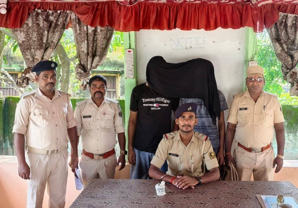 कुर्साकांटा में पुलिस की बड़ी कार्रवाई, 6.24 ग्राम स्मैक के साथ 2 गिरफ्तार
कुर्साकांटा थाना पुलिस की नशे के खिलाफ बड़ी कार्रवाई सामने आई है। गुप्त सूचना के आधार पर पुलिस ने कार्रवाई करते हुए 6.24 ग्राम स्मैक के साथ दो व्यक्तियों को गिरफ्तार किया है।
पुलिस के अनुसार गिरफ्तार आरोपियों की पहचान रोहित कुमार यादव, पिता स्व. प्रभुवन यादव, निवासी बखरी फुलवाड़ी, थाना कुर्साकांटा, जिला अररिया तथा मुकेश कुमार, पिता पहाड़ी बैठा, निवासी कौवाखौह, थाना बरदाहा, जिला अररिया के रूप में हुई है।
दोनों आरोपियों को विधिवत गिरफ्तार करने के बाद अग्रिम कानूनी कार्रवाई एवं न्यायालय में उपस्थापन के लिए अररिया भेजा जा रहा है।
पुलिस की इस कार्रवाई को क्षेत्र में मादक पदार्थों की तस्करी और अवैध कारोबार के खिलाफ कार्रवाई के तौर पर देखा जा रहा है।
अररिया और आसपास की हर महत्वपूर्ण एवं विश्वसनीय खबरों के लिए जुड़े रहें Pi Express News के साथ।
<nis:link nis:type=tag nis:id=kursakanta nis:value=Kursakanta nis:enabled=true nis:link/> <nis:link nis:type=tag nis:id=araria nis:value=Araria nis:enabled=true nis:link/> <nis:link nis:type=tag nis:id=ararianews nis:value=ArariaNews nis:enabled=true nis:link/> <nis:link nis:type=tag nis:id=biharnews nis:value=BiharNews nis:enabled=true nis:link/> <nis:link nis:type=tag nis:id=policeaction nis:value=PoliceAction nis:enabled=true nis:link/> <nis:link nis:type=tag nis:id=smackseized nis:value=SmackSeized nis:enabled=true nis:link/> <nis:link nis:type=tag nis:id=drugnews nis:value=DrugNews nis:enabled=true nis:link/> <nis:link nis:type=tag nis:id=crimenews nis:value=CrimeNews nis:enabled=true nis:link/> <nis:link nis:type=tag nis:id=biharpolice nis:value=BiharPolice nis:enabled=true nis:link/> <nis:link nis:type=tag nis:id=kursakantapolice nis:value=KursakantaPolice nis:enabled=true nis:link/> <nis:link nis:type=tag nis:id=breakingnews nis:value=BreakingNews nis:enabled=true nis:link/> <nis:link nis:type=tag nis:id=piexpressnews nis:value=PiExpressNews nis:enabled=true nis:link/> <nis:link nis:type=tag nis:id=kursakanta nis:value=Kursakanta nis:enabled=true nis:link/> <nis:link nis:type=tag nis:id=araria nis:value=Araria nis:enabled=true nis:link/> <nis:link nis:type=tag nis:id=ararianews nis:value=ArariaNews nis:enabled=true nis:link/> <nis:link nis:type=tag nis:id=biharnews nis:value=BiharNews nis:enabled=true nis:link/> <nis:link nis:type=tag nis:id=policeaction nis:value=PoliceAction nis:enabled=true nis:link/> <nis:link nis:type=tag nis:id=smack nis:value=Smack nis:enabled=true nis:link/> <nis:link nis:type=tag nis:id=drugseized nis:value=DrugSeized nis:enabled=true nis:link/> <nis:link nis:type=tag nis:id=drugfreebihar nis:value=DrugFreeBihar nis:enabled=true nis:link/> <nis:link nis:type=tag nis:id=crimenews nis:value=CrimeNews nis:enabled=true nis:link/> <nis:link nis:type=tag nis:id=breakingnews nis:value=BreakingNews nis:enabled=true nis:link/> <nis:link nis:type=tag nis:id=policenews nis:value=PoliceNews nis:enabled=true nis:link/> <nis:link nis:type=tag nis:id=piexpressnews nis:value=PiExpressNews nis:enabled=true nis:link/>