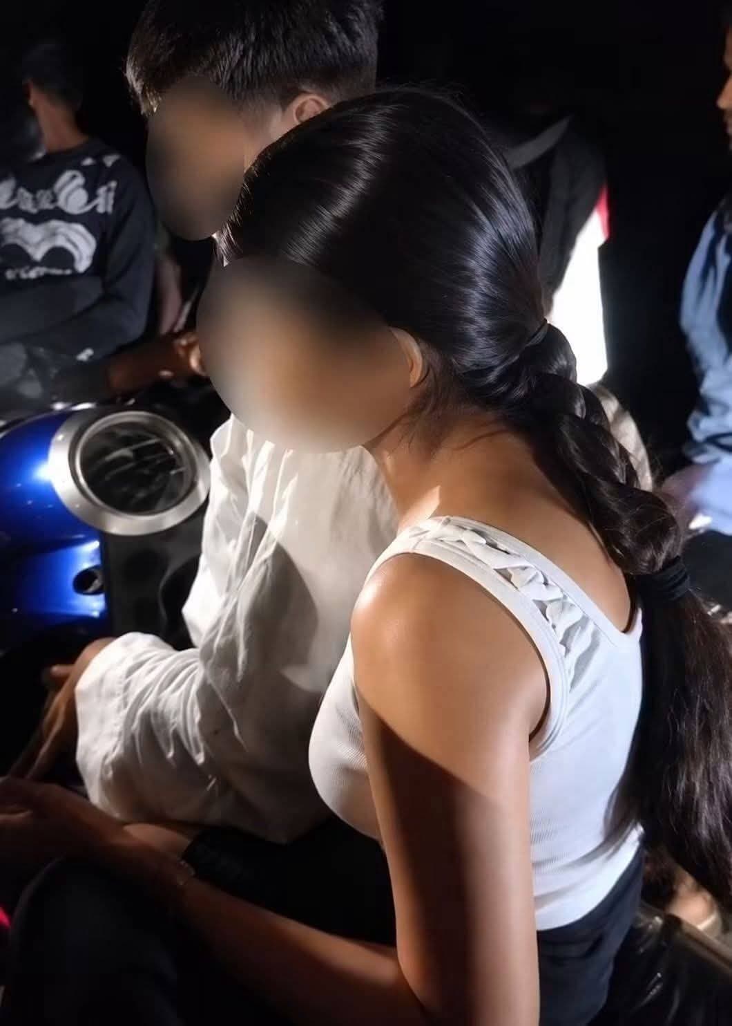 जमुई की घटना केवल एक अपराध नहीं, बल्कि हमारे सामाजिक ताने-बाने और बेटियों की सुरक्षा व्यवस्था पर गहरा तमाचा है।
10वीं कक्षा की एक नाबालिग छात्रा के साथ दिनदहाड़े सरेराह जिस तरह की बर्बरता और दुर्व्यवहार का वीडियो सामने आया है, उसने अंतरात्मा को झकझोर कर रख दिया है। यह देखकर मन अत्यंत विचलित और आक्रोशित है कि दिन के उजाले में भी हमारी बच्चियां सुरक्षित नहीं हैं।
जब अपराध की क्रूरता सारी मानवीय सीमाएं लांघ जाए, तो न्याय की गति और उसका प्रभाव भी उतना ही कठोर होना चाहिए। ऐसे मामलों में केवल POCSO या कानूनी धाराओं की औपचारिकता काफी नहीं है, बल्कि फास्ट-ट्रैक कोर्ट के जरिए त्वरित और ऐसी सख्त सजा तय होनी चाहिए जो समाज में मिसाल बने। जब तक अपराधियों के मन में कानून का ऐसा खौफ नहीं होगा जो उन्हें कांपने पर मजबूर कर दे, तब तक बेटियों के लिए सुरक्षित समाज का दावा अधूरा ही रहेगा।
अब सिर्फ संवेदना या चिंता जताने से काम नहीं चलेगा, प्रशासन को बिना किसी ढिलाई के आरोपियों पर नजीर पेश करने वाली कठोरतम कार्रवाई करनी होगी।
<nis:link nis:type=tag nis:id=jamuinews nis:value=JamuiNews nis:enabled=true nis:link/> <nis:link nis:type=tag nis:id=jamuicrime nis:value=JamuiCrime nis:enabled=true nis:link/> <nis:link nis:type=tag nis:id=justicefordaughter nis:value=JusticeForDaughter nis:enabled=true nis:link/> <nis:link nis:type=tag nis:id=strictactionnow nis:value=StrictActionNow nis:enabled=true nis:link/> <nis:link nis:type=tag nis:id=womensafety nis:value=WomenSafety nis:enabled=true nis:link/> <nis:link nis:type=tag nis:id=biharnews nis:value=Biharnews nis:enabled=true nis:link/> <nis:link nis:type=tag nis:id=fasttrackjustice nis:value=FastTrackJustice nis:enabled=true nis:link/> <nis:link nis:type=tag nis:id=stopcrimeagainstwomen nis:value=StopCrimeAgainstWomen nis:enabled=true nis:link/>