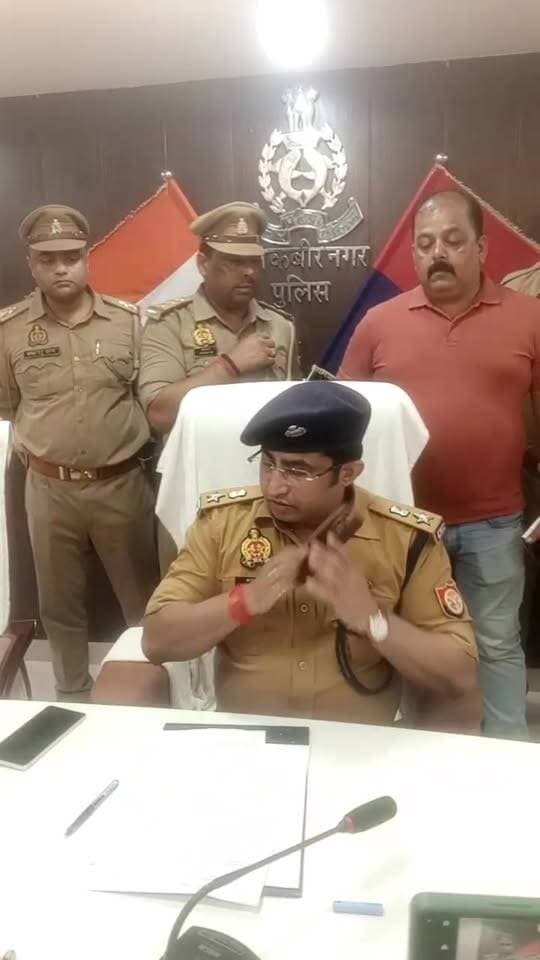 फायरिंग मामले में संतकबीरनगर पुलिस की बड़ी कार्रवाई, दो वांछित अभियुक्त गिरफ्तार
.32 बोर की अवैध पिस्टल, दो जिंदा कारतूस, मोबाइल फोन, नकदी व मोटरसाइकिल बरामद
संतकबीरनगर। जान से मारने की नीयत से फायरिंग किए जाने के मामले में संतकबीरनगर पुलिस ने कार्रवाई करते हुए दो वांछित अभियुक्तों को गिरफ्तार किया है। पुलिस ने उनके कब्जे से एक अवैध .32 बोर पिस्टल, दो जिंदा कारतूस .32 बोर, एक मोबाइल फोन, ₹400 नकद तथा घटना में प्रयुक्त मोटरसाइकिल बरामद की है।
पुलिस के अनुसार, यह कार्रवाई पुलिस अधीक्षक संतकबीरनगर संदीप कुमार मीना के निर्देशन में, अपर पुलिस अधीक्षक सुशील कुमार सिंह के मार्गदर्शन तथा क्षेत्राधिकारी खलीलाबाद प्रियम राजशेखर पाण्डेय के पर्यवेक्षण में की गई। कोतवाली खलीलाबाद पुलिस एवं एसओजी की संयुक्त टीम ने यह कार्रवाई की।
21 सितंबर को हुई थी फायरिंग
पुलिस के मुताबिक 21 सितंबर 2026 को उमिला के पास स्थित एक कॉलेज के समीप दो युवकों पर फायरिंग किए जाने की सूचना मिली थी। सूचना पर कोतवाली खलीलाबाद पुलिस तत्काल मौके पर पहुंची और घटनास्थल का निरीक्षण किया। मौके से दो खोखे कारतूस .32 बोर बरामद हुए, जिन पर 7.65 KF अंकित था।
घटना के संबंध में कोतवाली खलीलाबाद में संबंधित धाराओं में मुकदमा दर्ज कर पुलिस ने जांच शुरू की। जांच के दौरान घटना में शामिल अभियुक्तों की गिरफ्तारी के लिए पुलिस टीमों को लगाया गया।
दो वांछित अभियुक्त गिरफ्तार
पुलिस ने मामले में वांछित अभियुक्त—
1. प्रियान्शु उर्फ टायसन दुबे पुत्र दिनेश कुमार, निवासी अड़ई, थाना मुंडेरवा, जनपद बस्ती, हाल मुकाम गोरखल, निकट गैस गोदाम, थाना कोतवाली खलीलाबाद।
2. शिवानन्द यादव उर्फ डब्लू पुत्र रामफेर, निवासी मोहनीपुर, थाना कोतवाली खलीलाबाद, जनपद संतकबीरनगर।
को गिरफ्तार किया है।
पुलिस ने बताया कि पूछताछ के दौरान अभियुक्तों ने घटना से संबंधित जानकारी दी। बरामदगी के आधार पर मुकदमे में धारा 61(2), 352, 351(3), 3(5) बीएनएस तथा धारा 3/25/27 आर्म्स एक्ट की बढ़ोतरी की गई है।एक अन्य आरोपी पहले ही हो चुका गिरफ्तार ,पुलिस के अनुसार, इसी अभियोग से संबंधित अभियुक्त नंदकिशोर उर्फ सोनू शर्मा पुत्र परमात्मा प्रसाद, निवासी थवईपार, थाना कोतवाली खलीलाबाद, को 22 सितंबर 2026 को गिरफ्तार कर न्यायालय भेजा जा चुका है।
यह सामान हुआ बरामद
01 अवैध पिस्टल .32 बोर
02 जिंदा कारतूस .32 बोर
01 मोबाइल फोन
₹400 नकद
01 अपाचे मोटरसाइकिल संख्या UP 53 CJ 6407
पुलिस के मुताबिक घटना के खुलासे और अभियुक्तों की गिरफ्तारी में कोतवाली खलीलाबाद पुलिस एवं एसओजी टीम की महत्वपूर्ण भूमिका रही।
#संतकबीरनगर #क्राइम_ब्रेकिंग #फायरिंग #पुलिस_कार्रवाई #कोतवाली_खलीलाबाद #एसओजी #गिरफ्तारी #अवैध_पिस्टल #32_बोर #जिंदा_कारतूस #अवैध_हथियार #पुलिस_की_बड़ी_कार्रवाई #अपराध #क्राइम_न्यूज #खलीलाबाद #उत्तरप्रदेश #संतकबीरनगर_पुलिस #UPPolice #BreakingNews #CrimeNews #Khabar24News