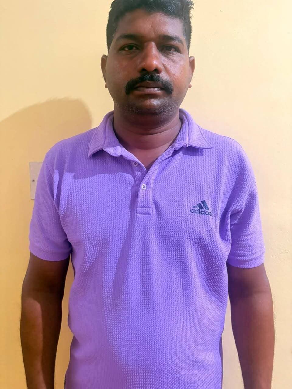 അനധികൃത ഗ്യാസ് വില്പന, യുവാവ് പോലീസ് പിടിയിൽ
മാരാരിക്കുളം തെക്ക് പഞ്ചായത്ത് പരിസരത്തുള്ള കാർ ഷെഡിൽ ഗാർഹിക ആവശ്യത്തിനുള്ള എൽപിജി സിലിണ്ടറുകൾ നിയമവിരുദ്ധമായി സംഭരിച്ച് വാണിജ്യ ആവശ്യത്തിന് ഉപയോഗിക്കുന്ന സിലിണ്ടറികളിലേക്ക് റീഫിൽ മെഷീൻ ഉപയോഗിച്ച് അനധികൃതമായി നിറച്ച് വിൽപ്പനയ്ക്കായി സൂക്ഷിച്ച കേസിലെ പ്രതിയെയാണ് മണ്ണഞ്ചേരി പോലീസ് അറസ്റ്റ് ചെയ്തത്. പാതിരപ്പള്ളി കല്ലുപുരക്കൽ വീട്ടിൽ ബിനു (41) ആണ് പോലീസ് പിടിയിലായത്. സി ഐ മധു പി ജി, എസ് ഐ മാരായ വൈശാഖ് മണി ലാൽ, ബ്രിജേഷ് നെൽസൺ, എഎസ്ഐ മാരായ ജോസ് ബിനോയ്, നിഷ മോൾ, രമേഷ് ബാബു, സീനിയർ സിപിഒ സജിത്ത്, സിപിഓ മാരായ വിനീഷ് വിശ്വം, അനന്തകൃഷ്ണൻ, ഷിജിൻ എന്നിവർ ചേർന്നാണ് പ്രതിയെ പിടികൂടിയത്. കോടതിയിൽ ഹാജരാക്കിയ പ്രതിയെ റിമാൻഡ് ചെയ്തു.