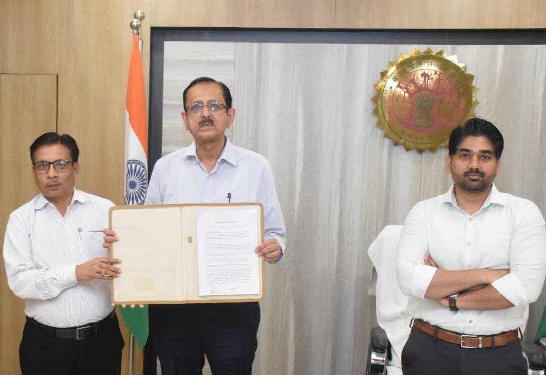 कलेक्टर की पहल से सिंगरौली को मिलेगी आधुनिक ऑडिटोरियम की सौगात
एनसीएल के सीएसआर से पीजी कॉलेज परिसर में बनेगा 12 करोड़ राशि का 400 सीटर जिले का पहला अत्याधुनिक ऑडिटोरियम — जिला प्रशासन एवं एनसीएल के बीच हुआ MOU
सिंगरौली, 25 सितंबर 2026।
कलेक्टर के विशेष प्रयासों एवं पहल से सिंगरौली जिले को एक अत्याधुनिक ऑडिटोरियम की महत्वपूर्ण सौगात मिलने जा रही है। इस संबंध में आज जिला प्रशासन एवं नॉर्दर्न कोलफील्ड्स लिमिटेड (NCL) के मध्य एमओयू (MOU) संपन्न हुआ।
यह अत्याधुनिक ऑडिटोरियम निर्माणाधीन पीजी कॉलेज परिसर में एनसीएल के सीएसआर मद से निर्मित किया जाएगा। यह सिंगरौली जिले में अपनी तरह का पहला आधुनिक ऑडिटोरियम होगा, जो विद्यार्थियों के शैक्षणिक एवं सह-शैक्षणिक गतिविधियों के साथ-साथ जिले में सांस्कृतिक, साहित्यिक एवं अन्य महत्वपूर्ण कार्यक्रमों के आयोजन के लिए एक महत्वपूर्ण मंच के रूप में विकसित होगा।
कलेक्टर की पहल का उद्देश्य जिले में उच्च शिक्षा के लिए विकसित हो रहे पीजी कॉलेज परिसर को आधुनिक शैक्षणिक सुविधाओं से सुसज्जित करने के साथ-साथ सिंगरौली में एक ऐसे बहुउद्देशीय मंच का निर्माण करना है, जहां शैक्षणिक संगोष्ठियों, व्याख्यानों, सांस्कृतिक कार्यक्रमों, कला एवं साहित्यिक आयोजनों तथा अन्य सार्वजनिक कार्यक्रमों का सुव्यवस्थित आयोजन किया जा सके।
आधुनिक सुविधाओं से युक्त यह ऑडिटोरियम विद्यार्थियों को बेहतर शैक्षणिक एवं रचनात्मक अवसर उपलब्ध कराने के साथ जिले की सांस्कृतिक गतिविधियों को भी नई पहचान प्रदान करेगा। इसके निर्माण से सिंगरौली में बड़े स्तर के शैक्षणिक एवं सांस्कृतिक आयोजनों के लिए एक उपयुक्त और आधुनिक अधोसंरचना उपलब्ध होगी।
कलेक्टर ने कहा कि सिंगरौली में शिक्षा एवं सांस्कृतिक अधोसंरचना को मजबूत करना जिला प्रशासन की प्राथमिकताओं में शामिल है। एनसीएल के सीएसआर सहयोग से बनने वाला यह ऑडिटोरियम विद्यार्थियों और जिले के नागरिकों के लिए दीर्घकालिक रूप से उपयोगी साबित होगा। उन्होंने इस महत्वपूर्ण परियोजना के लिए एनसीएल के सहयोग की सराहना की।
एमओयू के माध्यम से परियोजना के निर्माण एवं क्रियान्वयन की दिशा में महत्वपूर्ण औपचारिकता पूर्ण हो गई है। जिला प्रशासन द्वारा परियोजना के समयबद्ध क्रियान्वयन के लिए आवश्यक समन्वय एवं सहयोग सुनिश्चित किया जाएगा।
CM Madhya Pradesh
Jansampark Madhya Pradesh