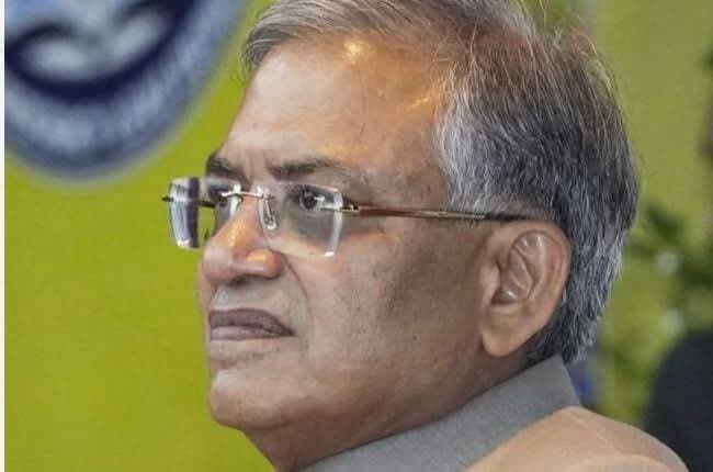 अगर ज्ञानेश कुमार आज भी सरकारी गवाह बनकर सच बता दे तो,
2029 के चुनाव का इंतज़ार नहीं करना पड़ेगा,
मोदी सरकार आज ही गिर जायेगी,
देश मे फिर चुनाव होंगे और बीजेपी 40 सीट भी नहीं जीत पाएगी,
विपक्ष को चाहिए कि बीजेपी पर दवाब बनवाकर ज्ञानेश की सुरक्षा बढ़ाने की मांग करे,
क्योंकि राजनीति मे कुछ भी हो सकता है,
जज लोया याद है ना, जो सोहराबुद्दीन फर्जी एनकाउंटर केस की जाँच कर रहे थे जिसमे अमित शाह आरोपी थे,
इसलिए मुझे ज्ञानेश की चिंता हो रही है बस