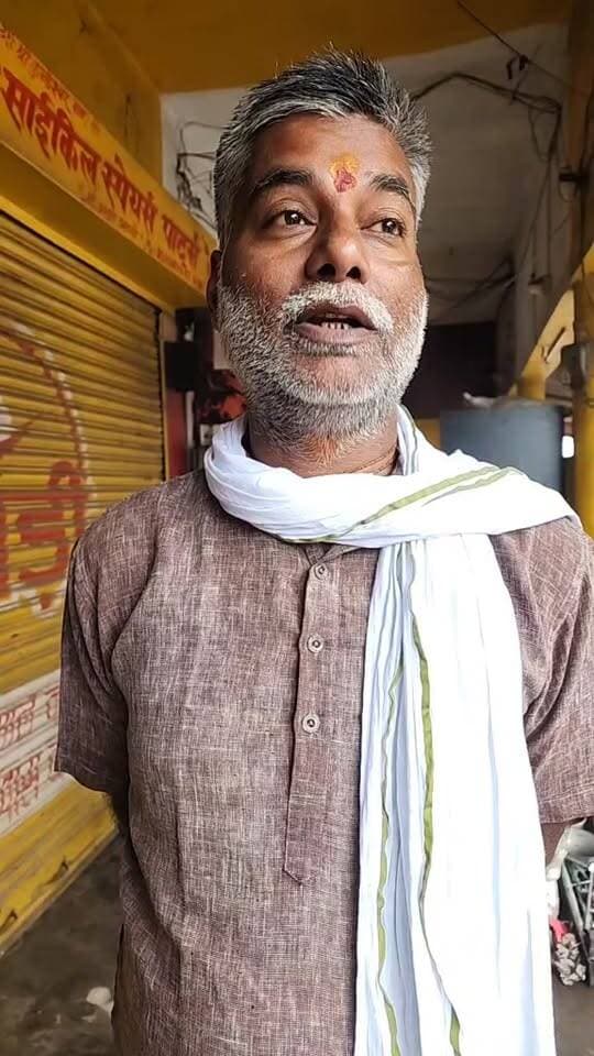 🚨 बकस्वाहा में चोरों का बड़ा धावा! 🚨
💥 सबसे व्यस्त इलाके में ज्वेलर्स की दुकान का शटर तोड़कर चोरी... करीब डेढ़ किलो चांदी पार! 🥈
📍 नगर पंचायत कॉम्प्लेक्स की दुकान नंबर 06 स्थित कृति ज्वेलर्स को रात में अज्ञात चोरों ने निशाना बनाया। चोर शटर तोड़कर दुकान में घुसे और करीब डेढ़ किलो चांदी, खाता-बही सहित अन्य सामान लेकर फरार हो गए।
😱 हैरानी की बात यह है कि घटना बकस्वाहा के व्यस्त बस स्टैंड क्षेत्र में हुई। सामने हाईवे, आसपास रिहायशी मकान और पास में डायल 112 की मौजूदगी के बावजूद चोर वारदात को अंजाम देकर निकल गए।
🔎 मौके से एक लोहे का संबल और काली तौलिया भी बरामद हुई है। पुलिस अब सीसीटीवी फुटेज और अन्य सुरागों के आधार पर चोरों की तलाश में जुटी है।
📹 क्या सीसीटीवी खोलेगा चोरों का राज?
👮 व्यापारियों ने जल्द खुलासा और नगर में रात्रिकालीन पुलिस गश्त बढ़ाने की मांग की है।
⚠️ बकस्वाहा के व्यापारियों की सुरक्षा पर बड़ा सवाल—जब सबसे व्यस्त इलाके में दुकान सुरक्षित नहीं, तो बाकी बाजार और बस्ती की सुरक्षा कितनी मजबूत है?
👇 आपके इलाके में रात की पुलिस गश्त कैसी है? अपनी राय कमेंट में जरूर बताएं।
#बकस्वाहा #बकस्वाहा_समाचार #बकस्वाहा_ब्रेकिंग #कृति_ज्वेलर्स #चोरी #ज्वेलर्स_चोरी #डेढ़_किलो_चांदी #नगर_पंचायत_कॉम्प्लेक्स #बस_स्टैंड_बकस्वाहा #बकस्वाहा_पुलिस #पुलिस_गश्त #व्यापारी_सुरक्षा #चोरी_की_वारदात #छतरपुर #छतरपुर_समाचार #मध्यप्रदेश_समाचार #बुंदेलखंड #बुंदेलखंड_समाचार #BreakingNews #BakswahaNews #CrimeNews #MadhyaPradeshNews 🚨📢👮🔎