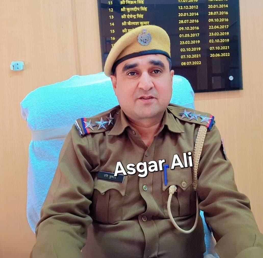 दाऊदसर सोलर प्लांट से केबल चोरी का खुलासा, जामसर पुलिस ने दो आरोपियों को दबोचा,थानाधिकारी रवि कुमार मीणा के नेतृत्व में त्वरित कार्रवाई, दो आरोपी गिरफ्तार; एक विधि से संघर्षरत किशोर निरुद्ध
बीकानेर - जामसर थाना क्षेत्र के दाऊदसर स्थित अजूर सोलर प्लांट से सोलर केबल चोरी के मामले में पुलिस ने त्वरित कार्रवाई करते हुए दो आरोपियों को गिरफ्तार किया है।थानाधिकारी रविकुमार मीणा ने बताया की प्रकरण में कालू व साखीर निवासी दाऊदसर को गिरफ्तार कर न्यायालय में पेश किया गया, जहां से आरोपियों को पुलिस रिमांड पर लिया गया है। मामले में एक विधि से संघर्षरत किशोर को भी निरुद्ध कर सम्प्रेषण गृह भेजा गया।
यह कार्रवाई जामसर थानाधिकारी रवि कुमार मीणा के नेतृत्व में गठित टीम ने की। टीम में हेडकोंस्टेबल कुलदीप सिंह, कांस्टेबल सुनील व हनुमानराम सहित पुलिसकर्मी शामिल रहे। पुलिस आरोपियों से गहनता से पूछताछ कर रही है और चोरी के नेटवर्क तथा माल की बरामदगी को लेकर जांच जारी है।
पुलिस की कार्रवाई से साफ संदेश—ग्रामीण क्षेत्र में चोरी की वारदातों पर अब त्वरित कार्रवाई
ग्रामीण क्षेत्रों में लगातार हो रही चोरी की घटनाओं पर अंकुश लगाने के लिए चलाए जा रहे विशेष अभियान के तहत जामसर पुलिस की यह कार्रवाई महत्वपूर्ण मानी जा रही है। थानाधिकारी रवि कुमार मीणा के नेतृत्व में पुलिस ने वारदात के बाद तेजी से कार्रवाई करते हुए आरोपियों तक पहुंच बनाई है। पुलिस का स्पष्ट संदेश है कि चोरी की वारदातों में शामिल लोगों को बख्शा नहीं जाएगा और ऐसे मामलों में कानून के तहत सख्त कार्रवाई जारी रहेगी।