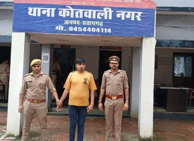 गलत पार्किंग हटाने को कहा तो भड़का युवक, ट्रैफिक पुलिसकर्मी को दी धमकी!
वाहन चढ़ाने का प्रयास और सरकारी काम में बाधा का आरोप, वांछित आरोपी गिरफ्तार
प्रतापगढ़ शहर में यातायात व्यवस्था संभाल रहे पुलिसकर्मी से अभद्रता, सरकारी कार्य में बाधा डालने और जान से मारने की धमकी देने के मामले में कोतवाली नगर पुलिस ने वांछित आरोपी को गिरफ्तार किया है। पुलिस के अनुसार आरोपी की पहचान आशीष सिंह पुत्र राजेंद्र बहादुर सिंह, निवासी खजोरी कटरा मेंदनीगंज, थाना कोतवाली देहात, प्रतापगढ़ के रूप में हुई है।
पुलिस के मुताबिक, यातायात सेल में तैनात पुलिसकर्मी एसबीआई तिराहे पर ड्यूटी कर रहा था। इसी दौरान जाम लगने पर वह मौके पर पहुंचा। एसबीआई तिराहे से सदर महिला अस्पताल रोड की ओर करीब 25-30 कदम आगे UP32NS1923 नंबर का वाहन गलत तरीके से सड़क पर खड़ा मिला, जिससे यातायात बाधित हो रहा था।
आरोप है कि पुलिसकर्मी ने वाहन हटाने के लिए कहा तो चालक ने गाली-गलौज शुरू कर दी और सरकारी कार्य में बाधा डाली। पुलिस की तहरीर के मुताबिक, इस दौरान पुलिसकर्मी पर वाहन चढ़ाने का प्रयास किया गया। बाद में अभद्रता करते हुए जान से मारने की धमकी देने का भी आरोप लगाया गया।
मामले में कोतवाली नगर थाने में मु0अ0सं0 575/2026 के तहत बीएनएस की संबंधित धाराओं में मुकदमा दर्ज किया गया था। पुलिस तभी से आरोपी की तलाश कर रही थी।
26 सितंबर को मुखबिर की सूचना पर कोतवाली नगर पुलिस ने आरोपी आशीष सिंह को रामलीला मैदान के सामने से गिरफ्तार कर लिया। गिरफ्तारी पुलिस अधीक्षक दीपक भूकर के निर्देशन में, अपर पुलिस अधीक्षक पूर्वी आलोक कुमार और क्षेत्राधिकारी नगर आशुतोष मिश्रा के पर्यवेक्षण में की गई।
कार्रवाई करने वाली टीम में उपनिरीक्षक निर्मल कुमार, कांस्टेबल हिमांशू पौनिया और कांस्टेबल योगेश कुमार शामिल रहे।