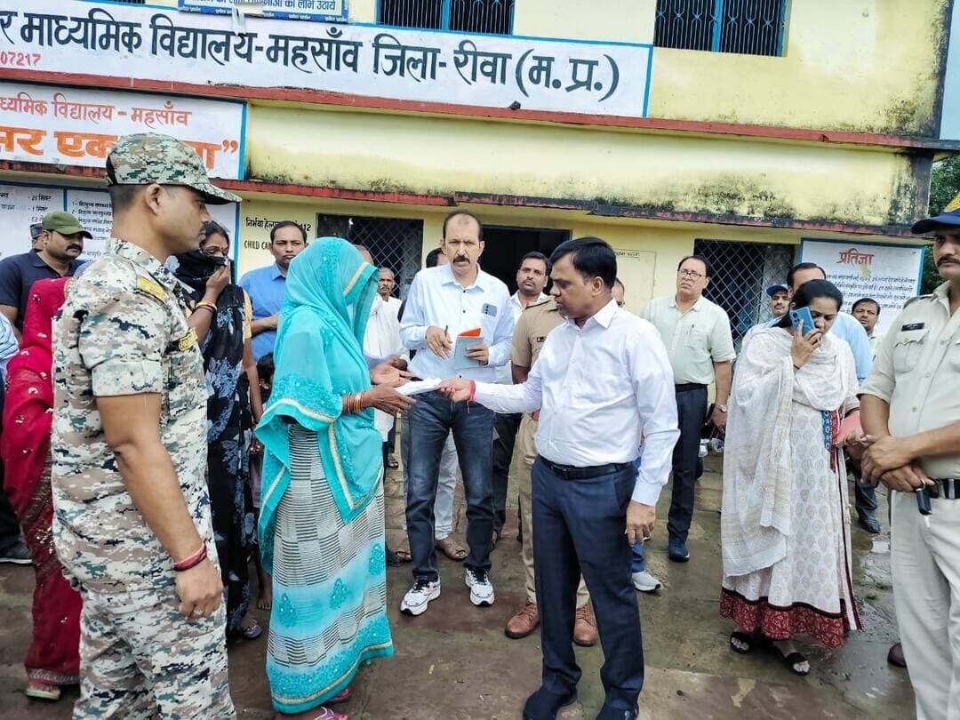 *नशे में मिले स्कूल प्रभारी प्राचार्य, कलेक्टर ने जताई नाराजगी निलंबन प्रस्ताव भेजने के निर्देश*
*महसांव स्कूल में किताबें नहीं बंटी, 9 छात्रों की छात्रवृत्ति ई-केवाईसी लंबित जलभराव और अधूरे शौचालय पर भी अफसरों को दिए निर्देश*
गुढ़। जन विश्वास अभियान के तहत गुढ़ में आयोजित शिविर में शामिल होने जा रहे कलेक्टर नरेन्द्र कुमार सूर्यवंशी ने रास्ते में शासकीय हायर सेकेंडरी स्कूल महसांव का औचक निरीक्षण किया। निरीक्षण के दौरान स्कूल की व्यवस्थाओं में कई खामियां सामने आईं, जिस पर कलेक्टर ने अधिकारियों को तत्काल कार्रवाई के निर्देश दिए। निरीक्षण के दौरान कक्षा 11वीं और 12वीं की जीव विज्ञान तथा कक्षा 6वीं की हिंदी विषय की पुस्तकों का वितरण लंबित मिला। वहीं स्कूल के 9 विद्यार्थियों की छात्रवृत्ति की ई-केवाईसी भी पूरी नहीं हुई थी। स्कूल परिसर और पुराने भवन के पीछे बारिश का पानी जमा मिला।
*प्रभारी प्राचार्य पर कार्रवाई के निर्देश*
निरीक्षण के दौरान स्कूल के प्रभारी प्राचार्य के नशे की हालत में मिले जिस पर कलेक्टर ने उनसे व्यवस्थाओं से जुड़े सवाल किए, लेकिन वे स्पष्ट जवाब नहीं दे सके। इस पर कलेक्टर ने नाराजगी जताते हुए मौके पर मौजूद जिला शिक्षा अधिकारी को प्राचार्य की मेडिकल जांच कराने और निलंबन का प्रस्ताव वरिष्ठ कार्यालय को भेजने के निर्देश दिए।
कलेक्टर ने पुस्तक वितरण और छात्रवृत्ति से जुड़े कार्यों के प्रभारी शिक्षकों को भी कारण बताओ नोटिस जारी करने के निर्देश दिए।
*जलभराव और अधूरे शौचालय पर भी सख्ती*
स्कूल के पुराने भवन के पीछे जलभराव मिलने पर कलेक्टर ने जनपद पंचायत के सीईओ को तत्काल पानी निकासी की व्यवस्था कराने के निर्देश दिए। मौके पर सीईओ जनपद पंचायत रीवा पूनम दुबे ने बताया कि फिलहाल पानी की निकासी की अस्थायी व्यवस्था कर दी गई है। बारिश रुकने के बाद पुलिया निर्माण के माध्यम से स्थायी समाधान किया जाएगा।
निरीक्षण में स्कूल परिसर में साफ-सफाई की स्थिति भी संतोषजनक नहीं मिली। मुख्य भवन के पास वर्ष 2019 से अधूरा पड़ा शौचालय भवन भी मिला। कलेक्टर ने सीईओ जनपद पंचायत को मामले की जांच कर प्रतिवेदन प्रस्तुत करने के निर्देश दिए।
*ग्रामीणों से भी किया जनसंवाद*
स्कूल निरीक्षण के बाद कलेक्टर ने ग्राम पतौता और पुरास के ग्रामीणों से जनसंवाद किया। फोरलेन निर्माण के कारण सरकारी जमीन से हटाए गए परिवारों की समस्या सामने आने पर कलेक्टर ने एसडीएम को ग्राम पुरास में पात्र परिवारों को आबादी भूमि में आवासीय पट्टे देने की प्रक्रिया पर कार्रवाई के निर्देश दिए।
निरीक्षण के दौरान एसडीएम सुधाकर सिंह, जिला शिक्षा अधिकारी पीएल मिश्रा, नायब तहसीलदार महिमा पाठक सहित अन्य अधिकारी मौजूद रहे।