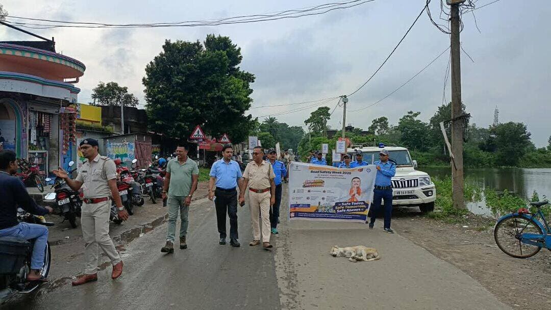 আড়শা পুলিশ ও প্রশাসনের পক্ষ থেকে ট্রাফিক আইন সম্পর্কে বার্তা।