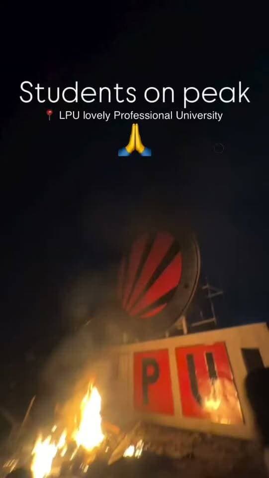 ਲਵਲੀ ਪ੍ਰੋਫੈਸ਼ਨਲ ਯੂਨੀਵਰਸਿਟੀ (LPU) ਵਿੱਚ ਇੱਕ ਵਿਦਿਆਰਥਣ ਨਾਲ ਕਥਿਤ ਜਬਰ-ਜ਼ਨਾਹ ਦੀਆਂ ਅਫਵਾਹਾਂ ਤੋਂ ਬਾਅਦ ਵੱਡੇ ਪੱਧਰ 'ਤੇ ਹਿੰਸਕ ਪ੍ਰਦਰਸ਼ਨ ਸ਼ੁਰੂ ਹੋ ਗਏ ਹਨ, ਜਿਸ ਦੌਰਾਨ ਗੁੱਸੇ ਵਿੱਚ ਆਏ ਵਿਦਿਆਰਥੀਆਂ ਨੇ ਕੈਂਪਸ ਦੀ ਸੰਪਤੀ ਨੂੰ ਭਾਰੀ ਨੁਕਸਾਨ ਪਹੁੰਚਾਇਆ ਅਤੇ ਜਲੰਧਰ-ਫਗਵਾੜਾ ਰਾਸ਼ਟਰੀ ਰਾਜਮਾਰਗ ਨੂੰ ਜਾਮ ਕਰ ਦਿੱਤਾ
massive student protests that erupted at Lovely Professional University (LPU).
LPU main sign board on campus, which aligns with reports of students setting objects ablaze and vandalizing campus property during the night. Other videos from the incident showed dramatic scenes, including a student climbing onto an Indian Air Force MiG-23UM aircraft display installed on the campus grounds.
#punjabhubnews #breakingnewstoday #batala #lovelyuniversity #latestnews