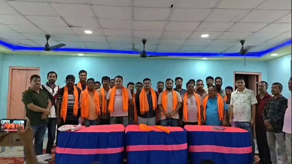 ঘোকসাডাঙা: নির্বাচন ছাড়াই আজ ঘোকসাডাঙা ব্যবসায়ী সমিতির অস্থায়ী কমিটি গঠন করা হয়। নতুন অস্থায়ী কমিটির সভাপতি হিসেবে দায়িত্ব পেয়েছেন অভিজিৎ বর্মণ (বাবু) সম্পাদক নির্বাচিত হয়েছেন নন্দ দুলাল বণিক (লিটন) এবং কোষাধ্যক্ষের দায়িত্ব পেয়েছেন পঙ্কজ সান্ড (টিকু)।
এছাড়াও অস্থায়ী কমিটিতে রবি প্রসাদ, গোপাল ভৌমিক-সহ অন্যান্য ব্যবসায়ীদের রাখা হয়েছে। ব্যবসায়ীদের বিভিন্ন সমস্যা, বাজারের পরিকাঠামো, ব্যবসায়ীদের স্বার্থ রক্ষা এবং ব্যবসায়ী মহলের মধ্যে সমন্বয় বজায় রাখার লক্ষ্যে এই কমিটি কাজ করবে বলে জানা গিয়েছে।
এদিন কমিটি গঠনের পর ব্যবসায়ী মহলের পক্ষ থেকে নতুন দায়িত্বপ্রাপ্তদের শুভেচ্ছা জানানো হয়। আগামী দিনে ব্যবসায়ীদের বিভিন্ন সমস্যা নিয়ে প্রশাসনের সঙ্গে আলোচনা করে সমাধানের উদ্যোগ নেওয়া হবে বলেও কমিটির সদস্যদের পক্ষ থেকে জানানো হয়েছে।