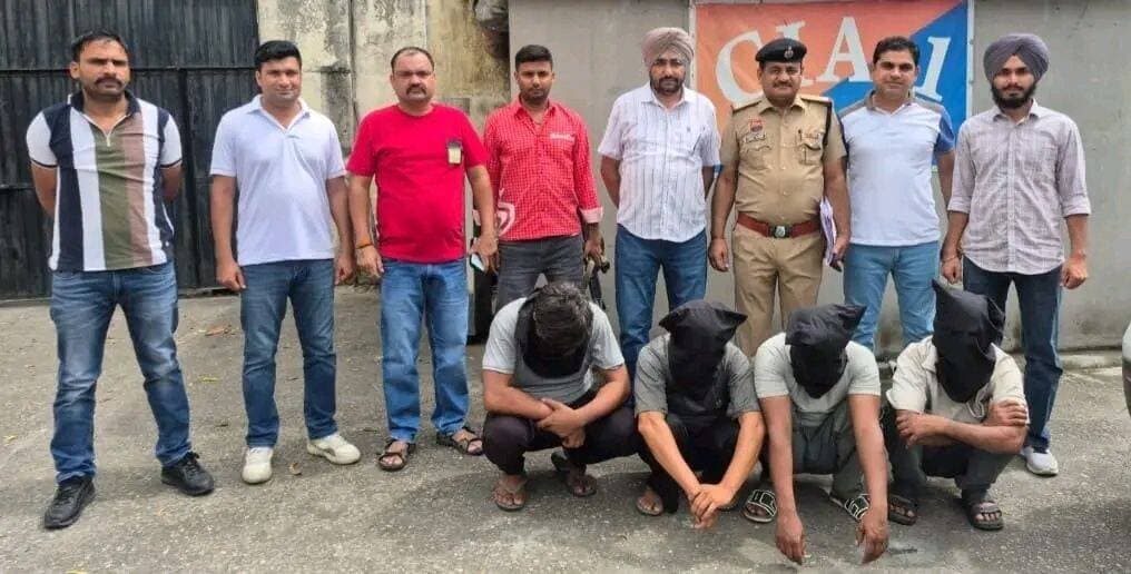 अपराध शाखा-1 की टीम ने खेतों से मोटर चोरी गिरोह के चार सदस्यों को किया गिरफ्तार। जिनकी पहचान उत्तर प्रदेश के जिला सहारनपुर के गांव शीतलपुर निवासी जसपाल पुत्र ईश्वर सिंह, गांव सोन चीडॉ निवासी राजू पुत्र धर्मपाल, गांव गलौरा निवासी इंदर सेन पुत्र भंवर सिंह व न्यू शारदा नगर उत्तर प्रदेश निवासी धर्मपाल उर्फ मिट्टू पुत्र महावीर के नाम से हुई।