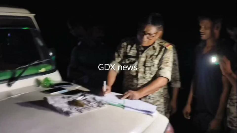 নিশিগঞ্জে ৮১৪ গ্রাম সোনা উদ্ধার, গ্রেফতার দুই
উত্তর-পূর্ব ভারত থেকে উত্তরবঙ্গে সোনা আনার আগেই নিশিগঞ্জে পুলিশের জালে ধরা পড়ল দু’জন। রবিবার সন্ধ্যায় রুনিবাড়ি আসমনিরঘাট এলাকায় একটি টোটো আটক করে ৮১৪ গ্রাম সোনার বাট উদ্ধার করে পুলিশ। বাজারদর অনুযায়ী যার মূল্য এক কোটি টাকারও বেশি বলে পুলিশ সূত্রে দাবি। ধৃত রাহুল হোসেন নিশিগঞ্জের এবং আরফান হোসেন অসমের বাসিন্দা। পুলিশের প্রাথমিক অনুমান, সোনাটি মাথাভাঙায় পৌঁছে দেওয়ার পরিকল্পনা ছিল। উদ্ধার হওয়া সোনার উৎস ও সম্ভাব্য গন্তব্য খতিয়ে দেখছে পুলিশ।