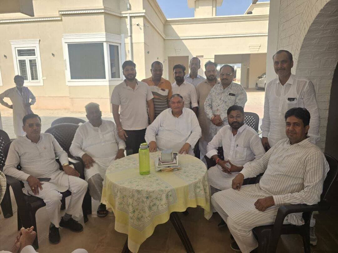 <nis:link nis:type=tag nis:id=hanumangarh nis:value=hanumangarh nis:enabled=true nis:link/> कांग्रेस पार्टी के पूर्व विधायक चौघरी विनोद कुमार के निवास लीला वाली पर पंचायत चुनाव को लेकर टिकट पाने वाले का आना हो चुका है शुरू