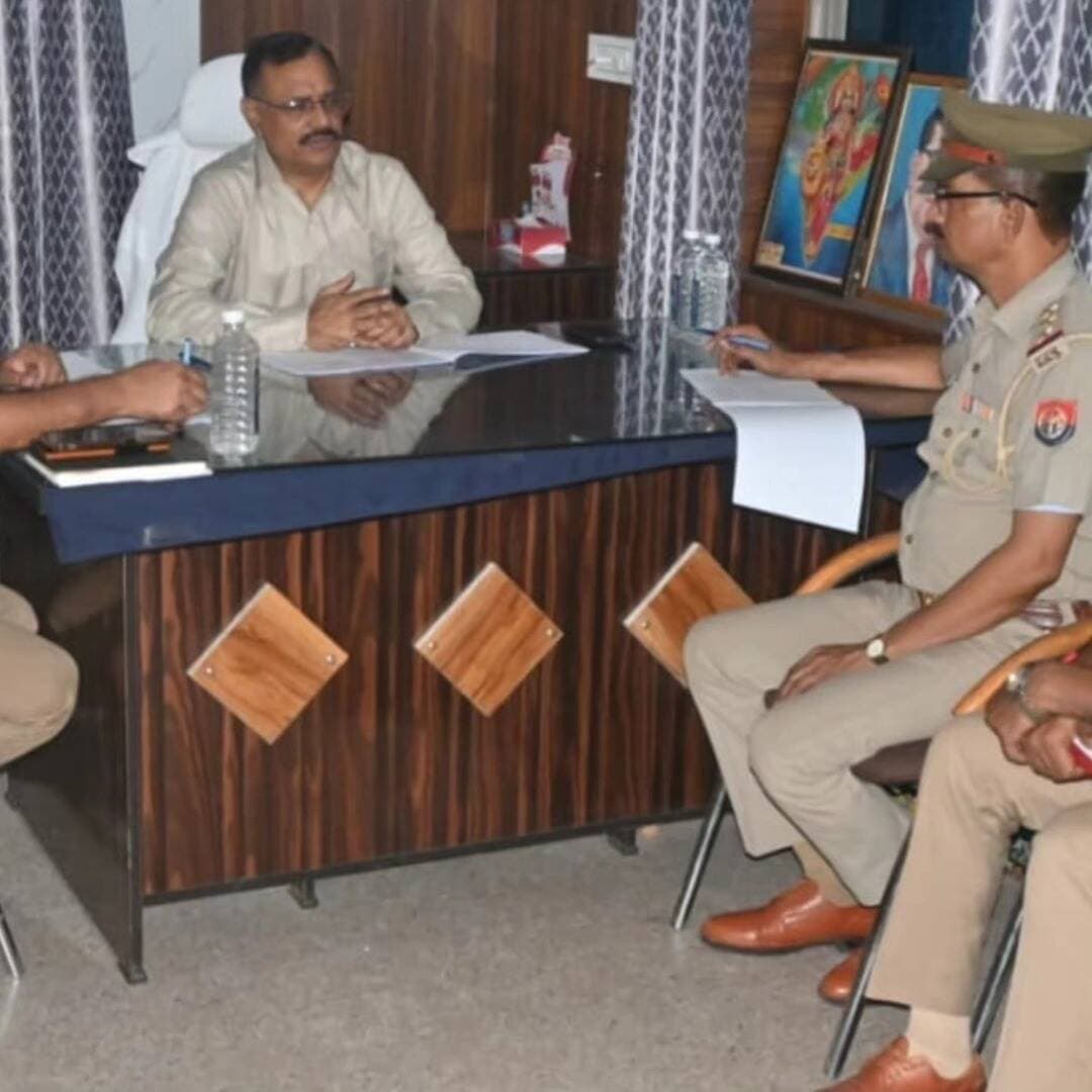 जनता से जुड़े मामलों में लापरवाही न बरतें, लंबित विवेचनाएं जल्द निपटाएं : एसपी
एसपी ने कोंच सर्किल के चारों थानों की अपराध समीक्षा कर दिए निर्देश
कोंच। पुलिस अधीक्षक विनय कुमार सिंह ने रविवार देर रात कोतवाली कोंच में कोंच सर्किल के चारों थानों की अपराध समीक्षा की। उन्होंने लंबित विवेचनाओं का शीघ्र निस्तारण करने, वांछितों की गिरफ्तारी और अपराधियों पर प्रभावी निगरानी के निर्देश दिए।
एसपी ने थाना प्रभारियों से अपराधों की जानकारी लेते हुए कहा कि थाने आने वाले फरियादियों की शिकायतों को गंभीरता से सुना जाए और जनता से जुड़े मामलों के निस्तारण में अनावश्यक देरी न हो। हिस्ट्रीशीटरों की निगरानी, बीट पुलिसिंग, गश्त और पिकेट व्यवस्था को प्रभावी बनाने पर भी जोर दिया। इसके बाद उन्होंने कोतवाली का निरीक्षण कर अभिलेखों के रखरखाव, लंबित विवेचनाओं और साफ-सफाई व्यवस्था की जानकारी ली। इस दौरान सीओ परमेश्वर प्रसाद, कोतवाल निगवेंद्र प्रताप सिंह समेत पुलिसकर्मी मौजूद रहे।
#konch #कोंच