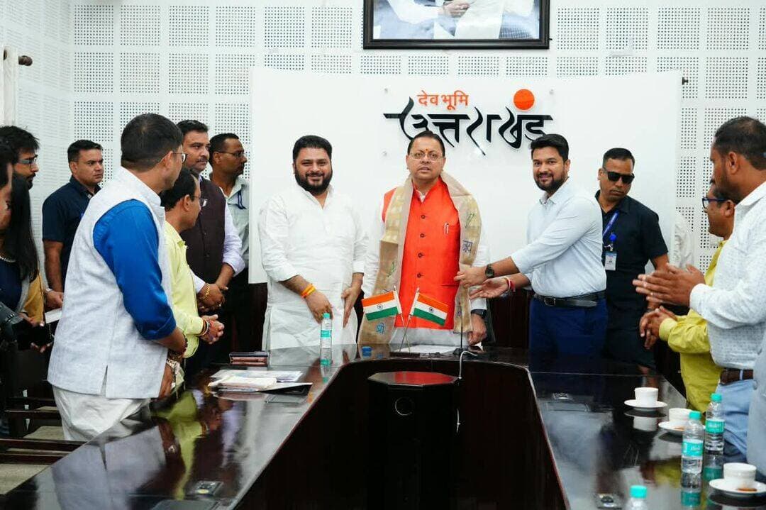 *विभिन्न राज्यों की संस्कृति, नवाचार और बेहतर कार्यप्रणालियों को जानें उत्तराखण्ड के युवा: मुख्यमंत्री*
*उत्तराखण्ड और अन्य राज्यों के युवाओं के बीच संवाद और अनुभवों के आदान-प्रदान को दिया जाएगा बढ़ावा*
*सेवा संकल्प अभियान की भावना के अनुरूप युवाओं को संस्कृति, पर्यटन और विकास की पहलों से जोड़ने का प्रयास*
मुख्यमंत्री श्री पुष्कर सिंह धामी ने मंगलवार को मुख्यमंत्री कैंप कार्यालय में हरियाणा भ्रमण पर जा रहे उत्तराखण्ड के युवाओं को शुभकामनाएं देते हुए कहा कि इस प्रकार के अंतरराज्यीय भ्रमण युवाओं को देश के विभिन्न राज्यों की संस्कृति, जीवनशैली, विकास कार्यों और नवाचारी पहलों को निकट से समझने का अवसर प्रदान करते हैं।
मुख्यमंत्री ने कहा कि उत्तराखण्ड के युवा विभिन्न राज्यों में जाकर वहां की संस्कृति, स्थानीय विशेषताओं, विकास से जुड़ी पहलों और सरकारों द्वारा अपनाई जा रही अच्छी कार्यप्रणालियों को जानें तथा उपयोगी अनुभवों को उत्तराखण्ड के परिप्रेक्ष्य में भी साझा करें। इसी प्रकार अन्य राज्यों के युवाओं को भी उत्तराखण्ड आने और यहां की संस्कृति, पर्यटन, स्थानीय उत्पादों तथा राज्य में संचालित विभिन्न विकास एवं जनकल्याणकारी पहलों को जानने के अवसर दिए जा रहे हैं।
मुख्यमंत्री ने कहा कि प्रधानमंत्री श्री नरेंद्र मोदी के जन्मदिवस से प्रारंभ हुए सेवा संकल्प अभियान की भावना भी समाज के विभिन्न वर्गों, विशेष रूप से युवाओं को सेवा, जनभागीदारी और विकसित भारत के संकल्प से जोड़ने की है। युवाओं के बीच इस प्रकार का संवाद विभिन्न राज्यों की अच्छी पहलों को समझने और आपसी अनुभव साझा करने का प्रभावी माध्यम बन सकता है।
मुख्यमंत्री ने हरियाणा भ्रमण पर जा रहे युवाओं से कहा कि वे वहां की समृद्ध संस्कृति, गौरवशाली इतिहास, खान-पान, खेल परंपरा, कृषि और स्थानीय जीवनशैली को करीब से देखें। स्थानीय युवाओं, खिलाड़ियों, किसानों और विभिन्न क्षेत्रों में उल्लेखनीय कार्य कर रहे लोगों से संवाद कर उनके अनुभवों को जानें।
मुख्यमंत्री ने कहा कि उत्तराखण्ड के युवा राज्य के प्रतिनिधि के रूप में अन्य प्रदेशों में जाते हैं। ऐसे में वे देवभूमि की समृद्ध संस्कृति, लोकपर्वों, स्थानीय खान-पान, पर्यटन स्थलों, होम-स्टे, स्थानीय उत्पादों, मिलेट्स और हस्तशिल्प के बारे में भी लोगों को जानकारी दें।
